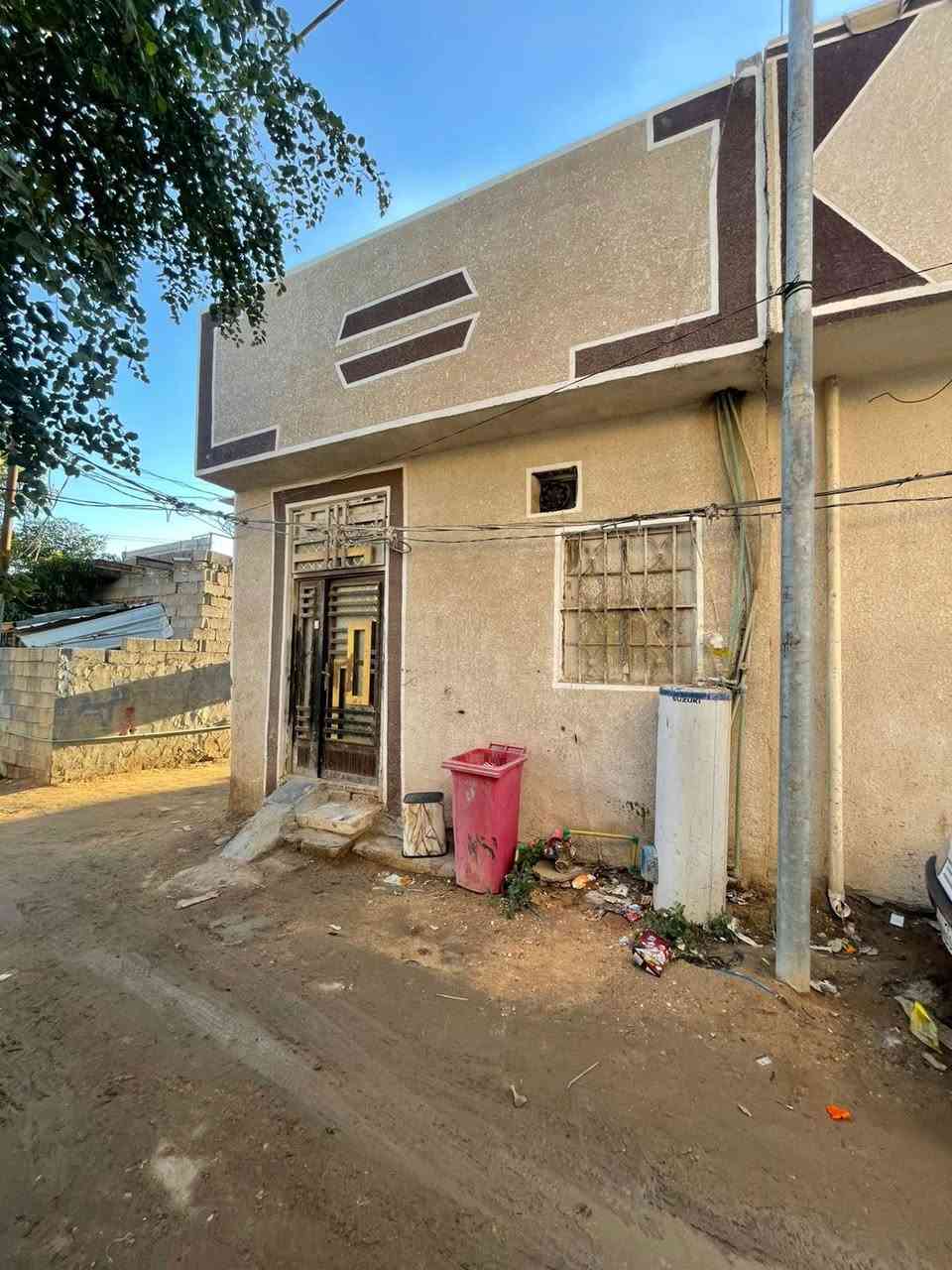 السلام عليكم بيت للبيع مساحة ٥٠ متر يحتوي على مطبخ وصالة وحمام ومنور وغرفة وبيتونه خدمات كاملة مي وكهرباء ومجاري العنوان كربلاء الشبانات قرب مدرسة دار الايتام منطقة حي الشكر السعر 30 مع الاثاث و ٢٧ بدون اثاث وبي مجال ***********
