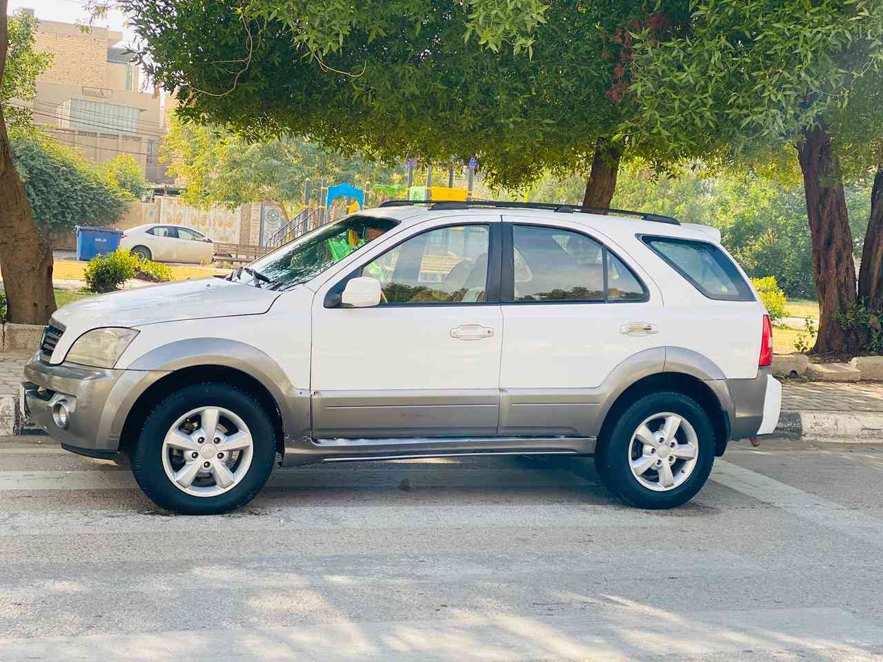 سورنتو موديل 2009 وارد خليجي فول واحد على واحد سياره بيه قطعتين صبق بل عراق سياره جديده وجاهزه سعره 98وبيه مجال رقم*********** موصفات سياره كامره خلفيه مثبت سرعه تحكم استيرن فتحت سقف مرايه شفط كشنات كهربائي محرك 6سلندر تبريد ثلج سياره حداديه تخم تاير جديدات مكان سياره كربلاء
