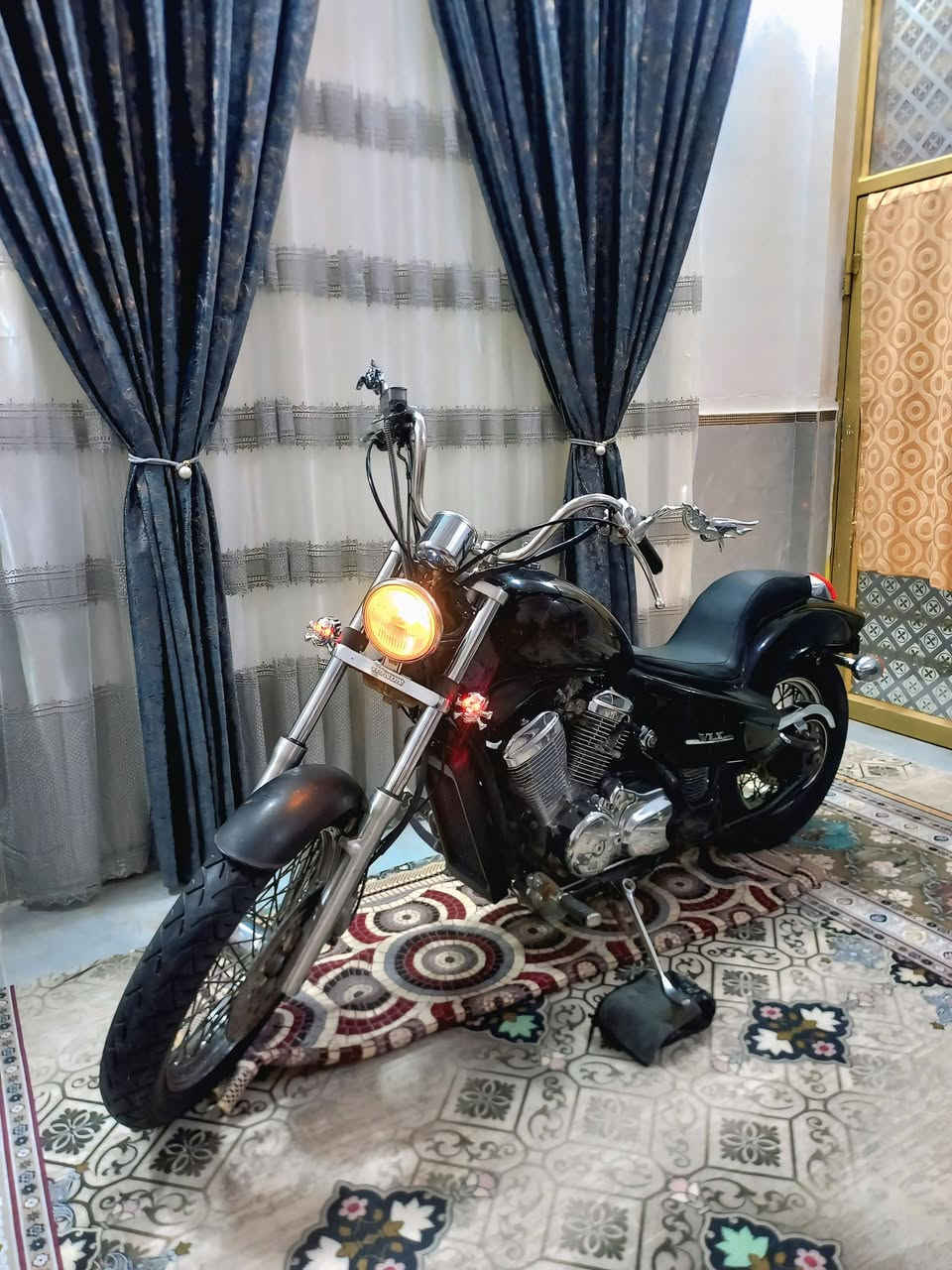 السلام عليكم(وينهم الجنايه) هارلي ستد 600cc كفاله عامه الدراجه على وضع الشركه من البرغي للبرغي كهربائيات وضع الشركه الوياله بعدهن نيكل ادامه كامله اشاير اماميه لبلاديه موجودات وداخل التانكي جديد ما مزنجر تايرات امامي خلفي جدد الدراجه ماطلع بيها هواي ضامها بلبيت المكان ميسان السعر 1400 وبيها مجال(ملاحضه الدراجه بدون اوراق فقط مكاتبه)***********
