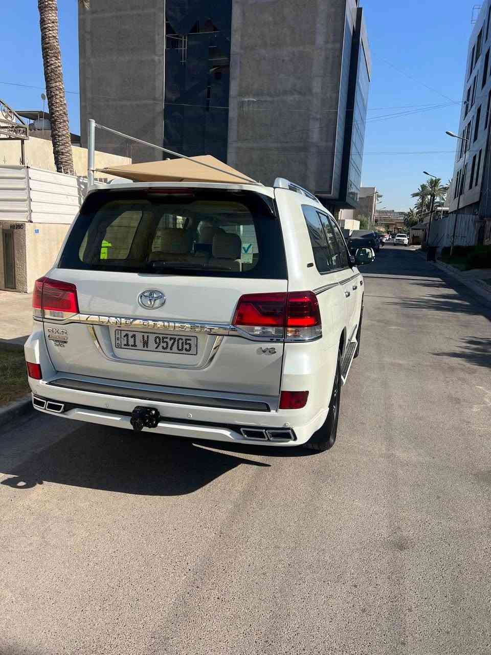 لاندكروز ٢٠٢١ ابيض ساز فول مواصفات اربع كامرات وشاحن بيه بارد بين الباب والجاملغ من الاسفل شي بسيط وبيه رصعتين بالجاملغ الخلفي همات مبينه ابد ومتاركه اي اثر او تكحيل ومسويله سونر مناقصه اي شي مكانه الحارثيه شارع الكندي ورايده ٥٤٠٠٠$ بيه مجال حك جيه  سياره باسمي تفحص وتحول ورجاءا ما احب العمله للاتصال ***********
