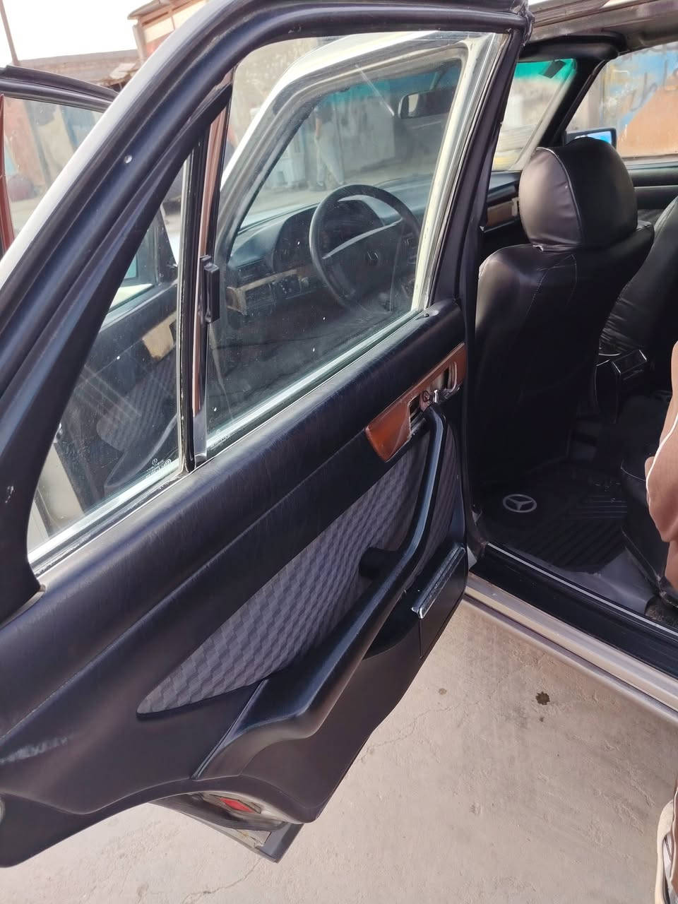 سلام عليكم مارسيدس البيع ١٩٨٧
السعر ٣٥ ورقه سنويه صاقطه قبل شهر
***********
