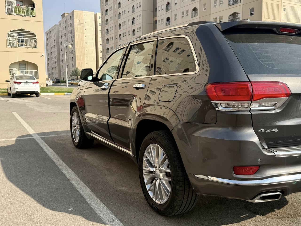 للبيع جيب جراند شيروكي سومت 2018 🚙
محرك 6 سلندر – فل مواصفات – أعلى فئة Summit

السيارة نظيفة جدًا واستعمال شخصي، سياره كلين بدون حادث هنا صار بيه بارد باب السايق / والباب الخلفي جهة صدر 
🔧 التفاصيل:
 • موديل 2018
 • سومت فل مواصفات
 • محرك 6 سلندر 3.6
 • قير أوتوماتيك 8 سرعات
 • دفع رباعي 4×4
 • اللون: (رمادي)
 • الممشى: (120,000)

✨ المواصفات:
 • مقاعد جلد فخم
 • تدفئة وتبريد بالمقاعد الأمامية
 • شاشة كبيرة + ملاحة
 • نظام صوت راقي
 • فتحة سقف بانوراما
 • رادار + نقطة عمياء
 • كروز كنترول ذكي
 • حساسات وكاميرات أمامية وخلفية
 • تعليق هوائي (رفع وخفض)
 • تشغيل بصمة + زر ستارت

🚗 السيارة جاهزة للفحص بأي مكان

📞 للجادين فقط
اتصال / واتساب: (***********)
