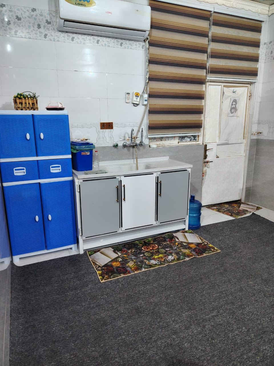 دار للبيع موقع مميز قرب الفلكه عرض الشارع ٢٠ متر مساحه ٢٥٠ متر طابو صرف 
غرفتين صاله براني مطبخ مجمع صحيات خارجيه وداخليه حديقه خارجيه وداخليه 
فرع الكصاب الركن رابع بيت عن الشارع الرئيسي طريق سومر دغاره كلش قريب عل فلكه للاستفسار *********** ابو عباس
