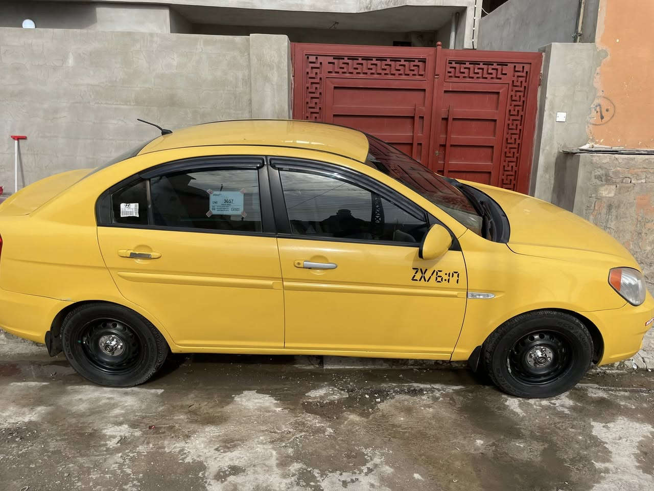 السلام عليكم للبيع اكسنت دبدوب وارد أمريكي 
السيارة بيها بس قطعة  معجون جاملغ الخلفي بدون دواخل 
وباقي تلكيطات مال تكسي 
السيارة حيل متعوب عليها مكينا جديدة سترين جديد طخم أمام خلفي جديد 
طخم    تاير جديد 
باتري جديد السيارة ربع ما تصرف عليها 
مكان السيارة موصل حي الوحدة. 
السعر 90وبيها مجال 
مامتوجد ع نت اي استفسار هذا رقمي ‭٠٧٧٤ ٠٩٤ ٤٤٦١‬
