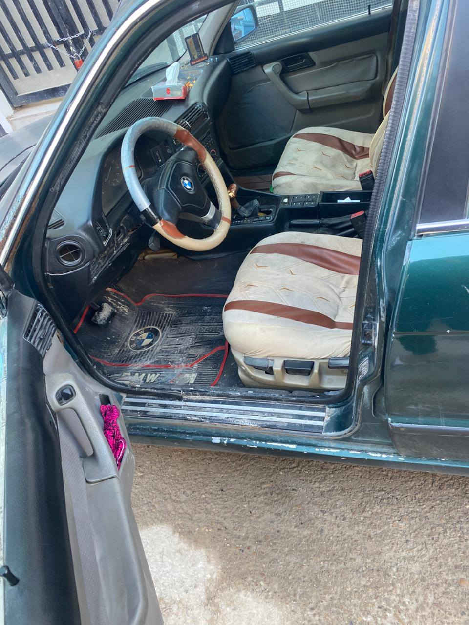 السلام عليكم BMW للبيع او مراوس حسب القناعه موديل 91 محرك مسكر كير اوتماتيك حداديه نص عمر السعر 35 وبيه مجال للستفسار اتصل على هاذا الرقم ***********
