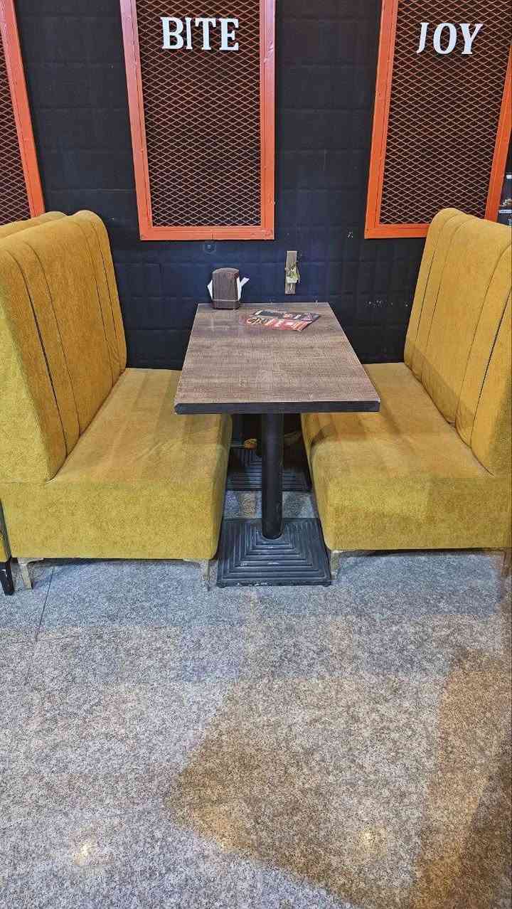 مجموعه من الطاولات والكراسي معروضه للبيع نظيفات كلش 
عنواني ديوانية للاستفسار الاتصال بالرقم 
***********
