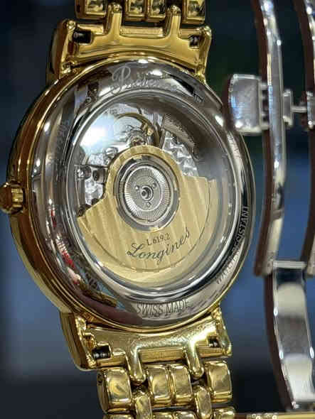 أناقة لا تتكلّم، بل تعلن.
تصميم نقي، وخطوط ذهبية... انطباع لا يُنسى.

مواصفات تليق بأناقتك:

· مقاس متوازن: قطر 38.5 ملم - يناسب المعصم بدقة وبراحة فائقة
· هيكل وإسوار: ذهبي أنيق بمادة PVD المتينة
· الوجه: لون أبيض كلاسيكي مع نافذة تاريخ
· الصمود: زجاج ياقوتي مضاد للخدش
· الموثوقية: حركة سويسرية (كوارتز أو أوتوماتيك)
· للحياة اليومية: مقاومة للماء حتى ٣٠ مترًا

لونجين بريسنس... لأن التفاصيل البسيطة تصنع الفارق الأكبر.

📍 للتواصل والاستفسار:
الموقع: الكوت
الهاتف: ***********
وسائل التواصل: واتساب أو خاص

#ساعات_سويسرية #سويسرا_أصالة #زجاج_ياقوتي #مقاومة_الماء #ساعة_اوتوماتيك #ساعة_كوارتز #PVD
