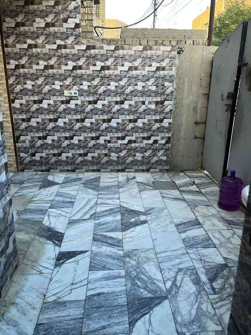 السلام عليكم دار للبيع مساحة 125 متر طابقين الطابق الأرضي استقبال كبيرة وممر وصالة مسويها مطبخ وغرفة وصحيات الطابق الثاني غرفتين نوم ومطبخ وصالة وصحيات الراسة شارع 20 خلف صيدلية ابن البيطار طابو صرف *********** او *********** بي واتساب
