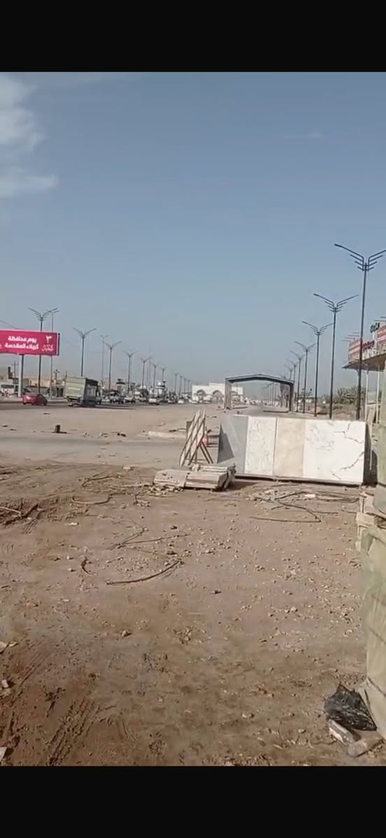 عقار للبيع ٦١٠٠ متر يحتوي على ثلاث بيوت  حديثه ومعمل كاشي ومعرض سراميك وتحلية مياه وحسينيه وساحه فارغه قرب سيطره ام الهوى  سند ٢٥ تحويل باسم المشتري مباشر للتواصل ***********
