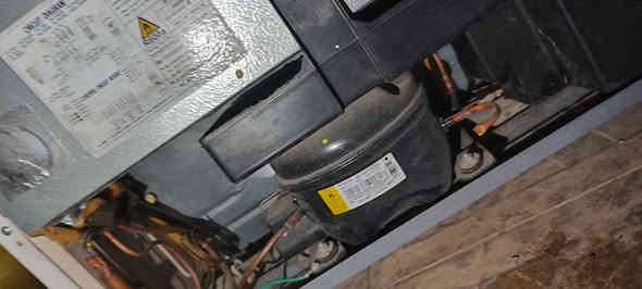 ثلاجة ماركة هيتاشي حجم كبير ماطور شغال فقط نقص منها غاز سعره 375 الف دينار مع مجال بسيط
للاسفسار 
0750 742 0020 أربيل
