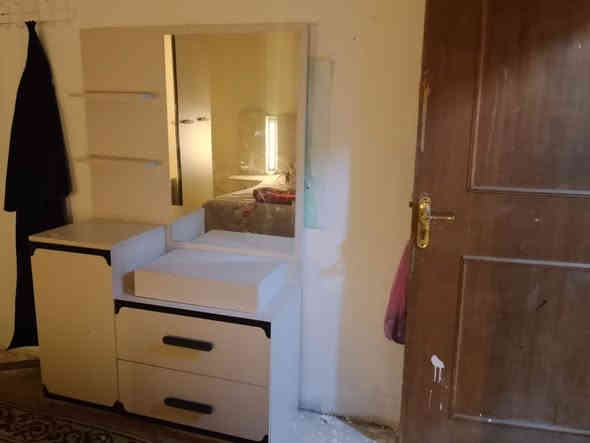 غرفه كامله مابيها اي كسر نضيفه مع دوشك جديد السعر 550 الف وبيها مجال بسيط مكان التراث ويمكنكم التواصل ع خاص او رقم ***********
