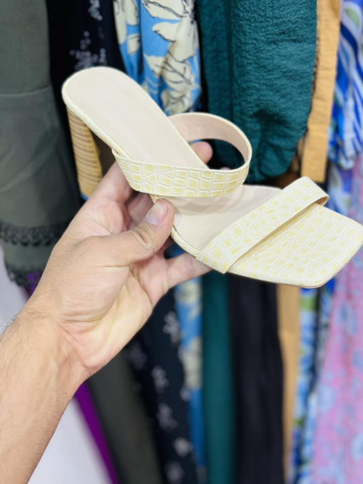 حذاء نسائي جديد 🆕 
العنوان بابل المدحتيه قرب الساعه مجاور المصرف محل محمد وحيد


**إذا كنت صاحب هذا الإعلان وتريد حذفه لأي سبب، رجاءا أرسل رسالة إلى الدعم الفني**