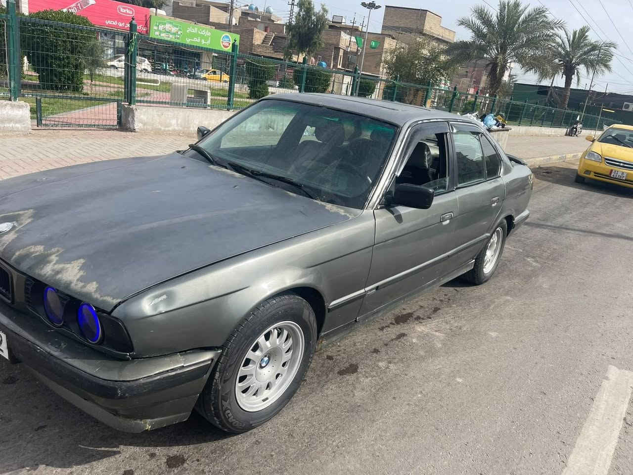 السلام عليكم بي أم موديل91
اللون فيلي رقم ديالئ مشروع وطني السياره باسمي تحويل ثاني يوم 
السياره نظام أوربي يعني بدون تبريد بس تتحور منضومه كامله 
حداديه وصدر كله كله جديد سياره
تخم تاير جديد 
كهربائيات كله جدد وشغاله 
كير ومحرك مال حاويه بيه كير جديد ومكينه خير من الله 
بيه فتحه سقف شغاله 
مكانه بغداد الدوره ابو دشير 
السياره ما اعرف شنو بيه ضربه الله شاهد لان هيه صارله 30 سنه بالشارع هو ما اسئل عل ضربه 
السعر 33 وبيه مجال لل شراي 
***********رقم الهاتف  
متواجد عل فيس
