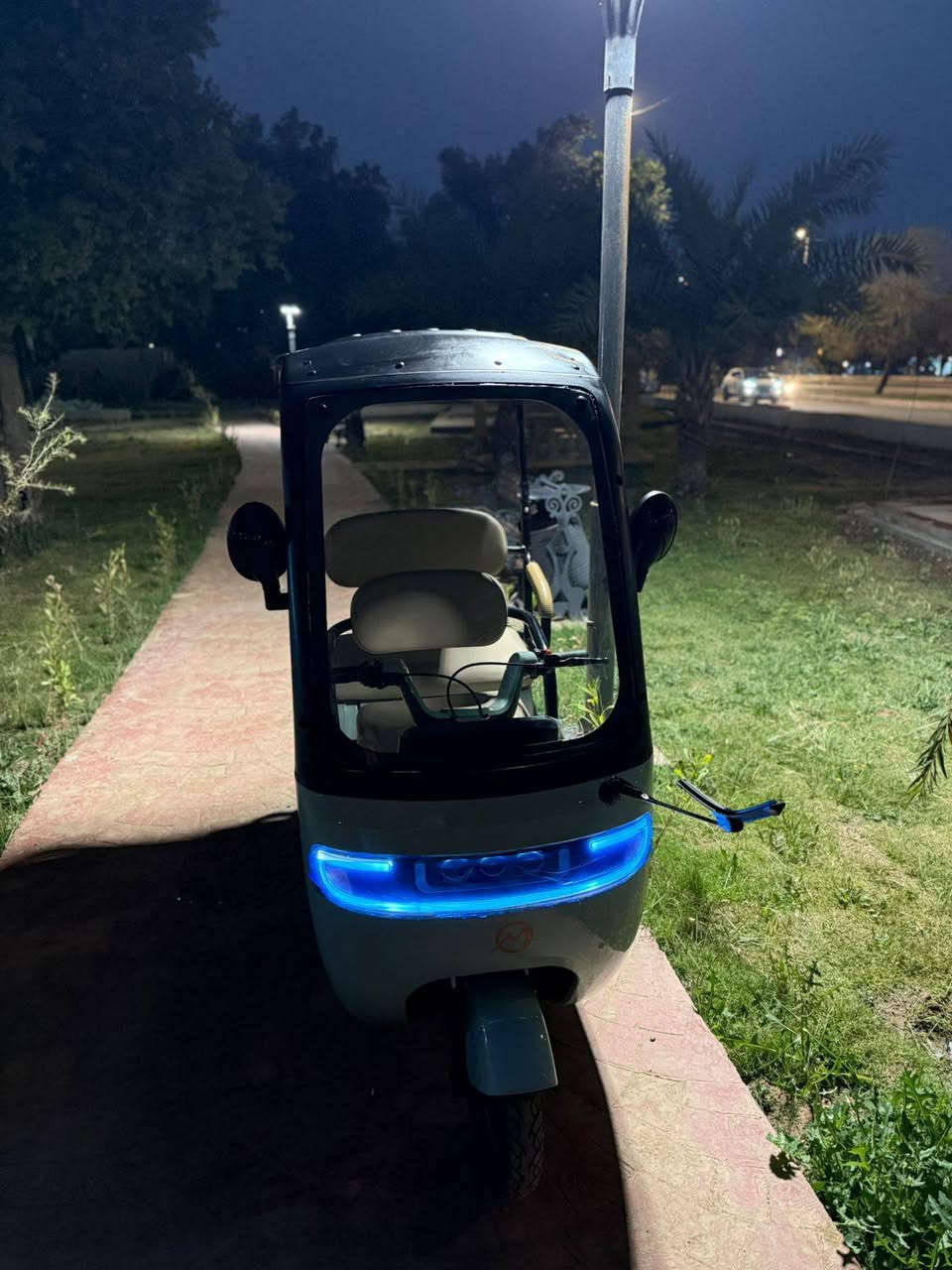 تكتك ثلالث عجلات لكبار السن والمعوقين للبيع
مواصفات
6 باتري كبير
ملف 1200w
سرعته تصل الى 50 كيلو بلساعه
تمشيك 60 كيلو بلشحنه الوحده 
تحتوي على ثلالث بريكات
شاشه ايباد كبير لاقراءة الاعطال
منظومه سماعات بلوتوث داخليه
تحتوي على هاند بريك
تحتوي على مايحات للزجاج
اشاير يمين يسار
نظام بارك
نظام الرجوع الى الخلف 
نظام 3 سرع
نظام قفل بريك
العنوان بغداد شارع فلسطين
للاستفسار ***********
ويوجود توصيل الى جميع محافضات بغداد
