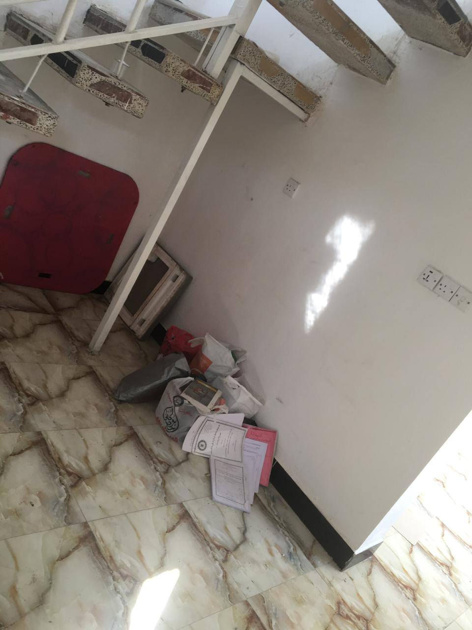 بيت للايجار بدايه العسكري الثاني بدايه شارع الوكفه يتكون من طابقين الطابق الأرضي يتكون من غرفة نوم وصالة كبيرة  ومطبخ واستقبال  وحمام داخلي وصحيات خارجية وطارمه أما الطابق الثاني يحتوي على سبلت وغرفة نوم كبير وغرفة صغيرة وبيتونه وصالة ومطبخ وصحيات وسطح معزول كل منهم ببابين للشارع للاستفسار ***********- ***********    علما أن الشقيق كل وحده على حدة للايجار  وقريب جداً للفورتات
