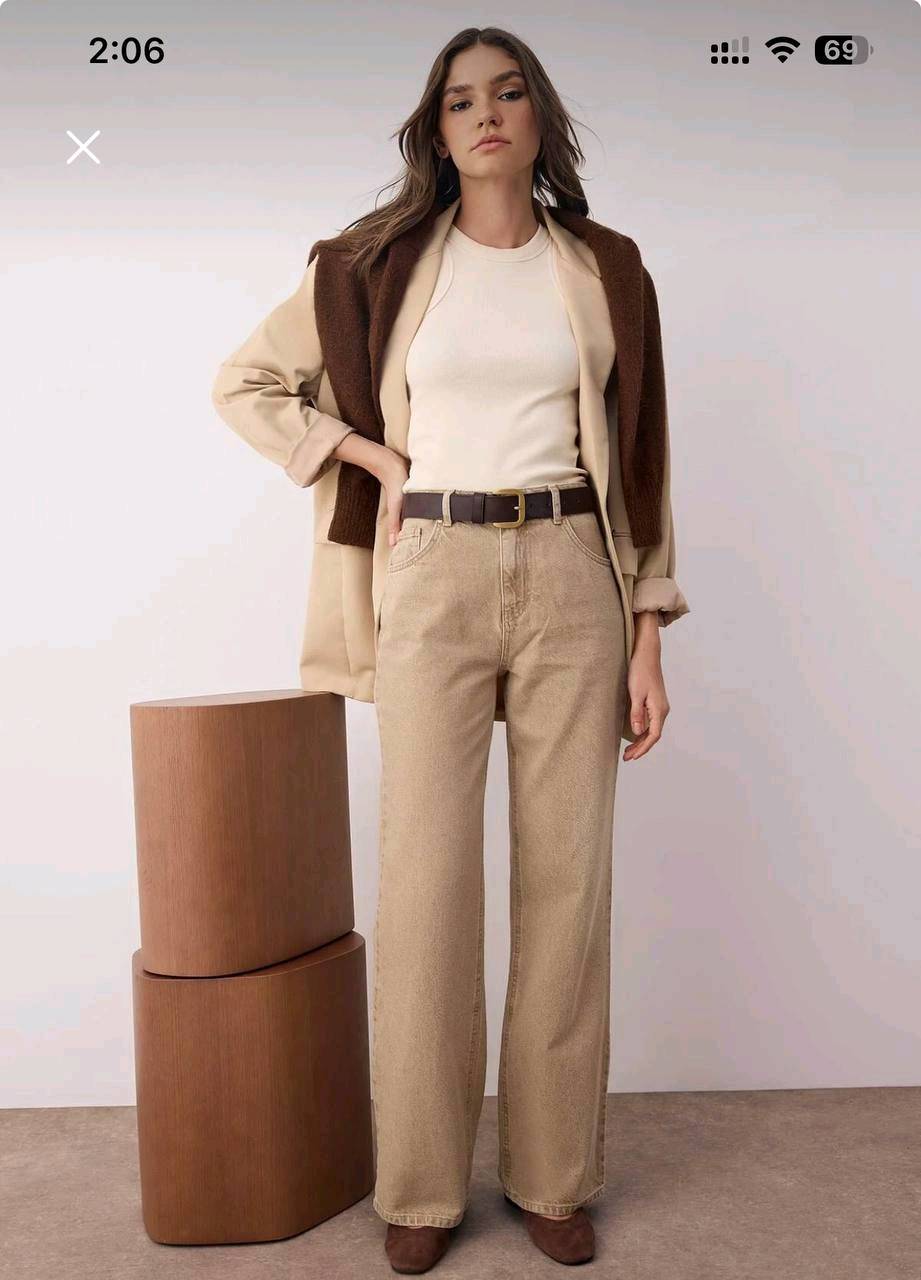 بنطلون جينز بيج أنيق بقَصة واسعة يمنحك إطلالة كلاسيكية وعصرية في نفس الوقت. مناسب لجميع المناسبات، مصنوع من خامة عالية الجودة لضمان الراحة والمتانة. المقاس المتوفر: 42 (EU).