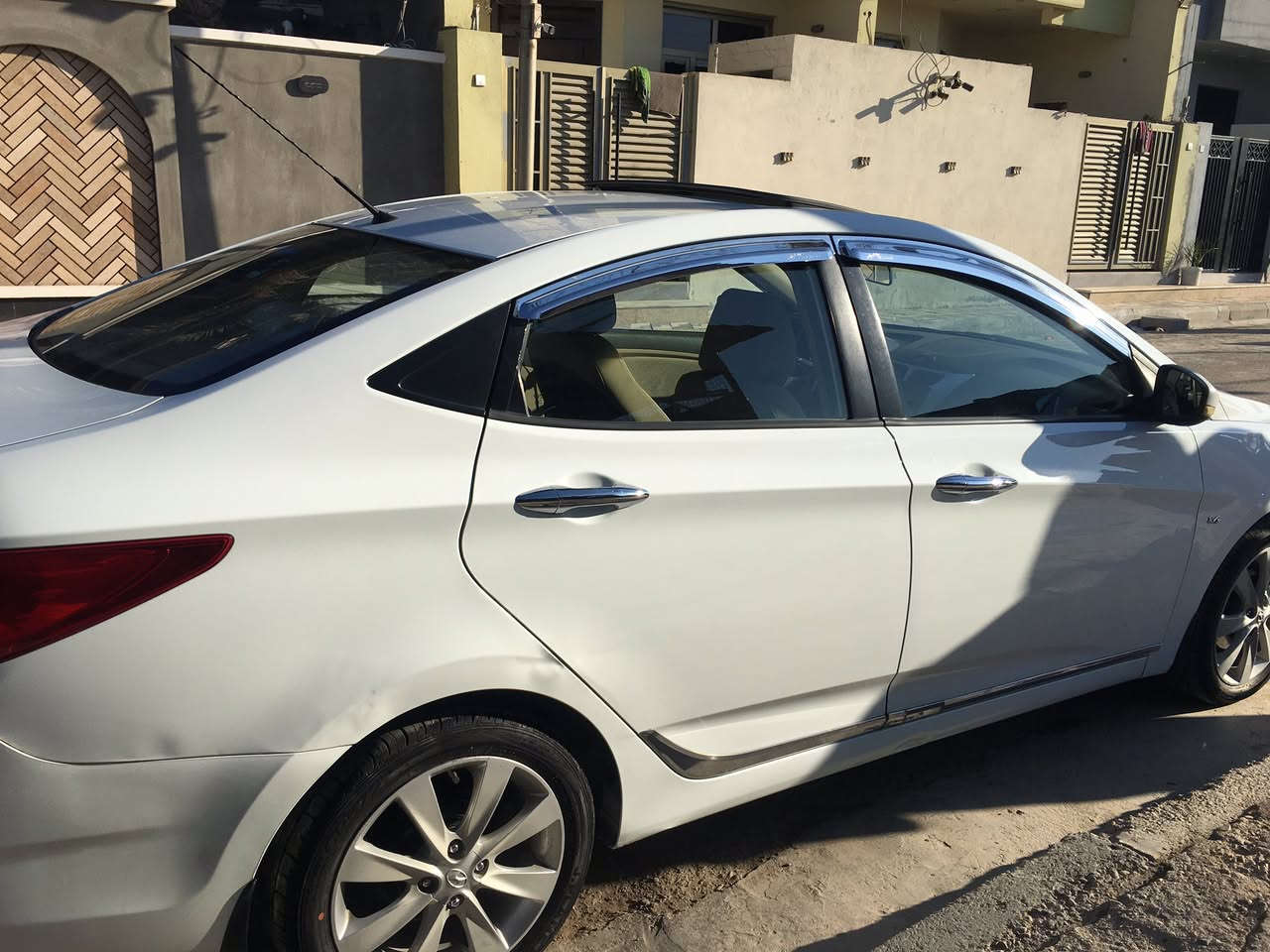 السلام عليكم 
اكسنت ٢٠١٢ خليجي محرك١٦٠٠ كير تبريد صدر ممتازات سياره جاهزه كل نقص مابيه رقم بغداد بيه جاملغ خلفي صبغ اثر طخه بسيطه بدون دواخل السعر ١٠٠$ وبيه مجال الإتصال 
***********
عنواني بغداد الكرخ
