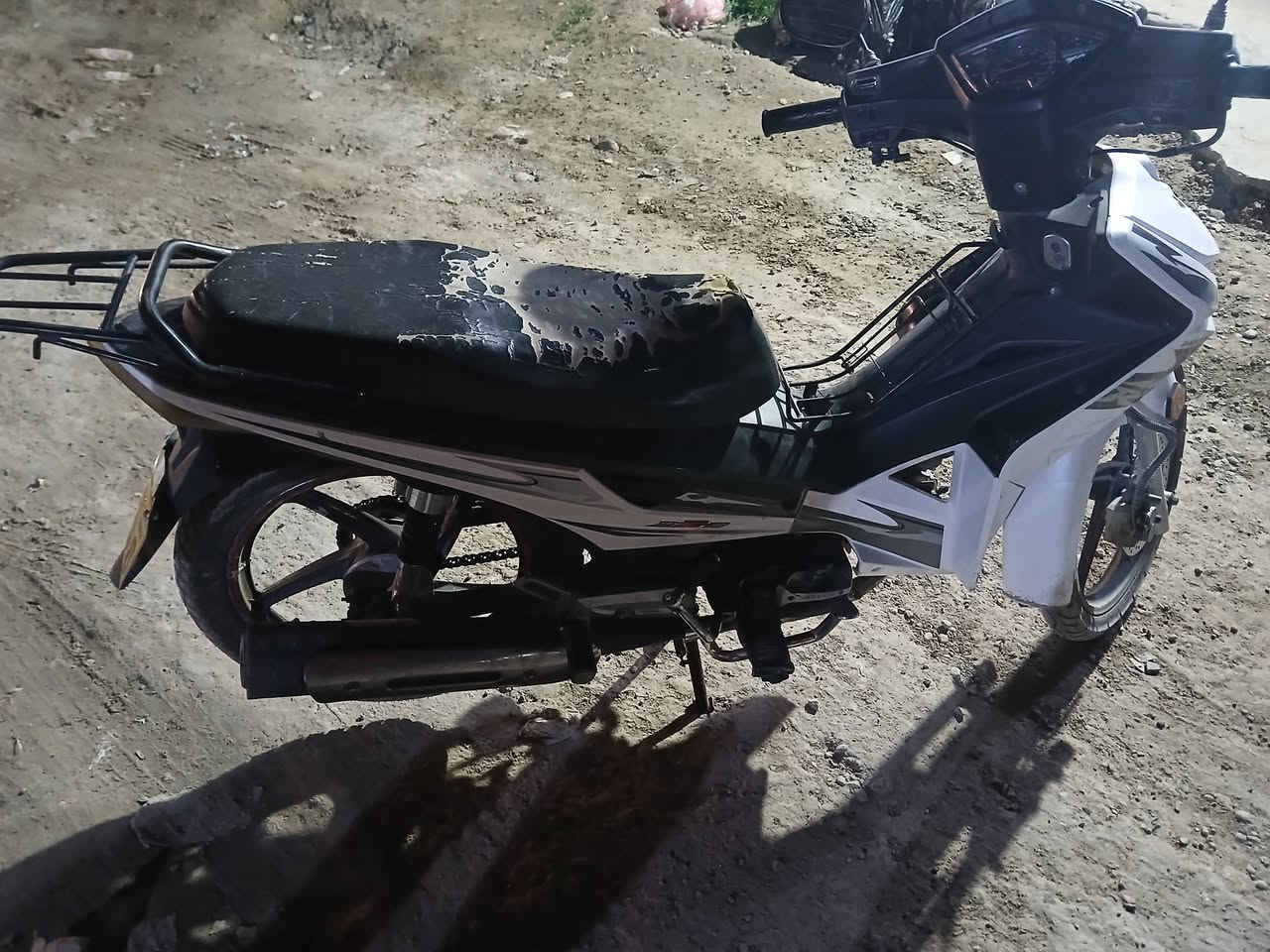 السلام عليكم ورحمة الله
هاي الدراجه للبيع المحرك مكفول الكفرات الوراق سليمة منفيزز رقم صاحب الدراجه (***********)
