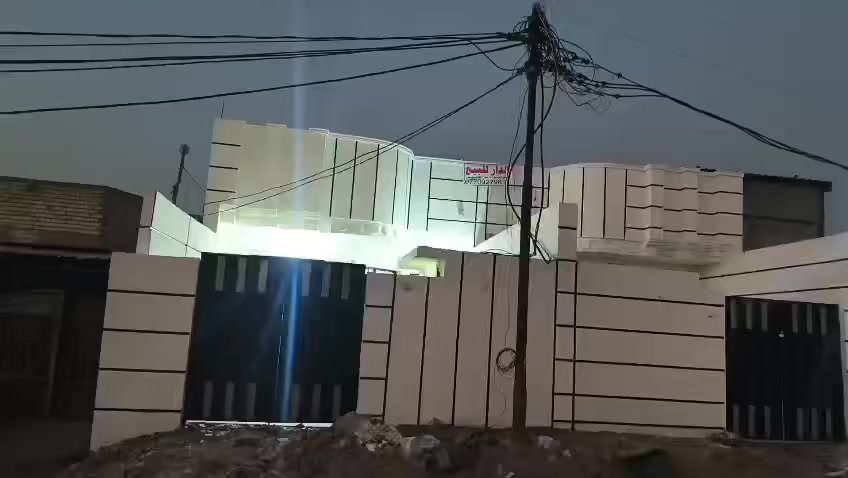 ‏بيت مساحة كلية 160 متر
‏واجهة 5.60 
‏بناء حديث 2025
‏بيت زيرو 
‏أرضية رف كونكريك
‏سكف كونكريك
‏طابوك جمهوري درجة أولى 
‏أرضية كاشي 
‏وسطح اشتايكر 
‏جاهز للسكن
‏بناء درجة أولى 
‏يحتوي على غرفة نوم كبيرة 
‏ويحتوي على حولي كبير 
‏إستقبال كبير 
‏يوجد مدخلين 
‏مطبخ 
‏صحيات درجة أولى 
‏كهربائيات درجة أولى 
‏خدمات كاملة كهرباء وماء ومجاري شارع تبليط
‏افضل مربع بل حمدية 
‏ملاحظة يوجد تشجير مقابيل بيت 
‏ورة تشجير يوجد منتزه 
‏عنوان بداية حميديه مقابيل منتزه 
‏قرب محطة وقود 
‏رقمي ***********
