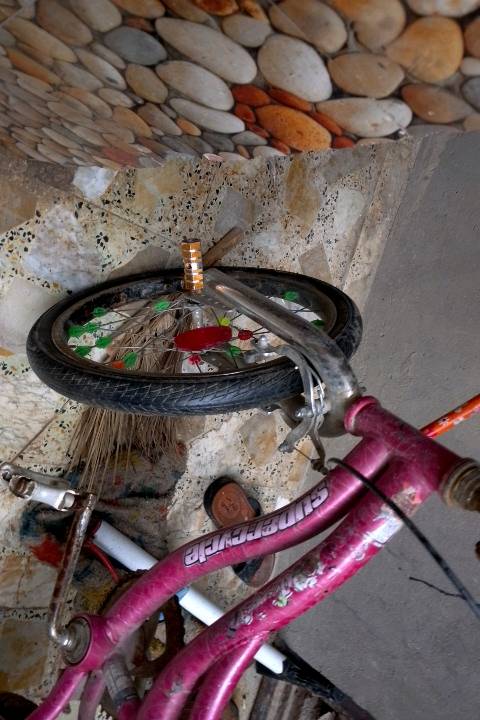 بايسكل أطفال لون وردي بحالة جيدة. يتميز بتصميم جذاب وعجلات متعددة الألوان مع زخرفات. مقعد مريح وعامود قيادة مزود بلوحة رقمية لإضافة لمسة فريدة. مناسب للمغامرات اليومية واللعب في الحديقة.