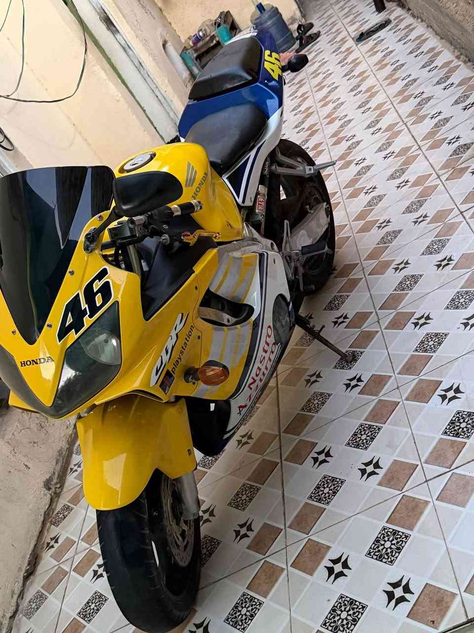 سلام عليكم
HONDA F4I 600 للبيع
الدراجه كامله مكمله مكينه ما مفتوحه 
دراجه بيه اوراق 
تجي تفحص وتشوفه 
السعر ١٨ وبيه مجال قليل حك الجيه 
مكاني ديوانيه المركز ***********
