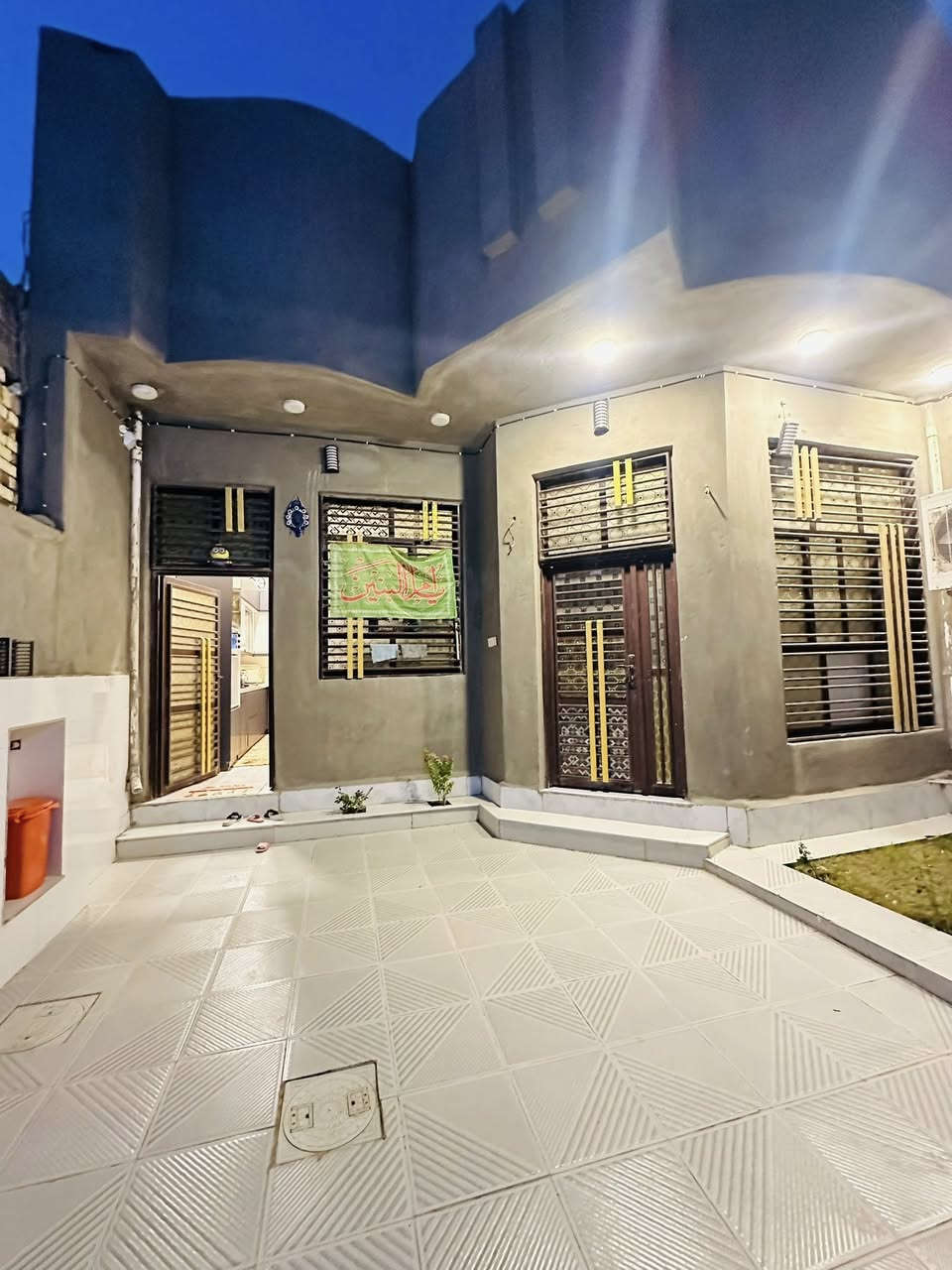 بيت للبيع بناء حديث سنة ٢٠٢٥ مؤثث اثاث درجة أولى في الدغاره هور الجبور المساحه ١٥٠ م يحتوي على غرفة نوم وصاله ومطبخ وحمام داخلي وخارجي واستقبال وطارمه وحديقة وطابق ثاني مبني هيكل وصالة كاملة يباع مع الأثاث البيت مطلوب إسكان ٤٢ مليون للأستفسار الاتصال فقط  ***********
