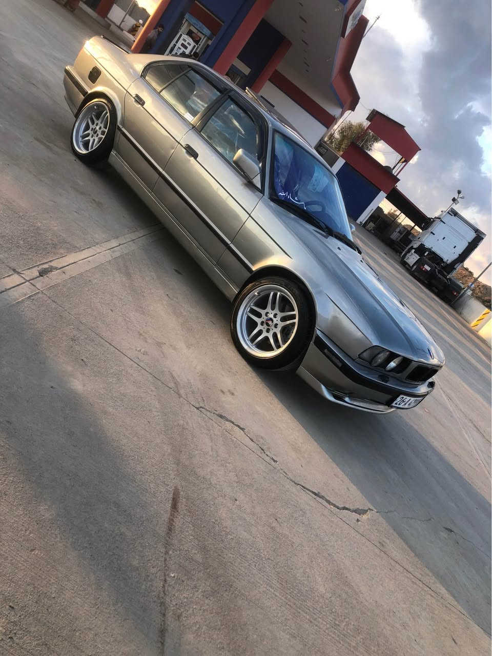 بيهيم مؤديل1991سةيارةكة 525جة مةكينةي كةبسة كيرحادية كيرومةكةينةو تةقةو رةقةي بةشةرت سةيارةكة رةقةم سلاحةدينة بةناوي خؤمانة وةكالةو بةناو كردن بةشةرت سةيارةكة بي ليدانة دةحامي لؤدةحامي بةشةرت سةيارةكة سةقف موس نية بةلةم بةموس دةيفرؤشم وةك ليدانو براو ئةو شتاني نية رةقةموسةنةًي نوية سةنةوي بلاستيكة سةنةوي تاوةكو 2030نوية هةزةي نوية ياني بةكورتي سةيارةكة نةقوستاني نية بةنزبةت سةحري 48وةرةقةو مةحامةلةكي برايةنة زماري وةتساب فايبةر ***********سةيارةكة لةهةوليرة أربيل, العراق
