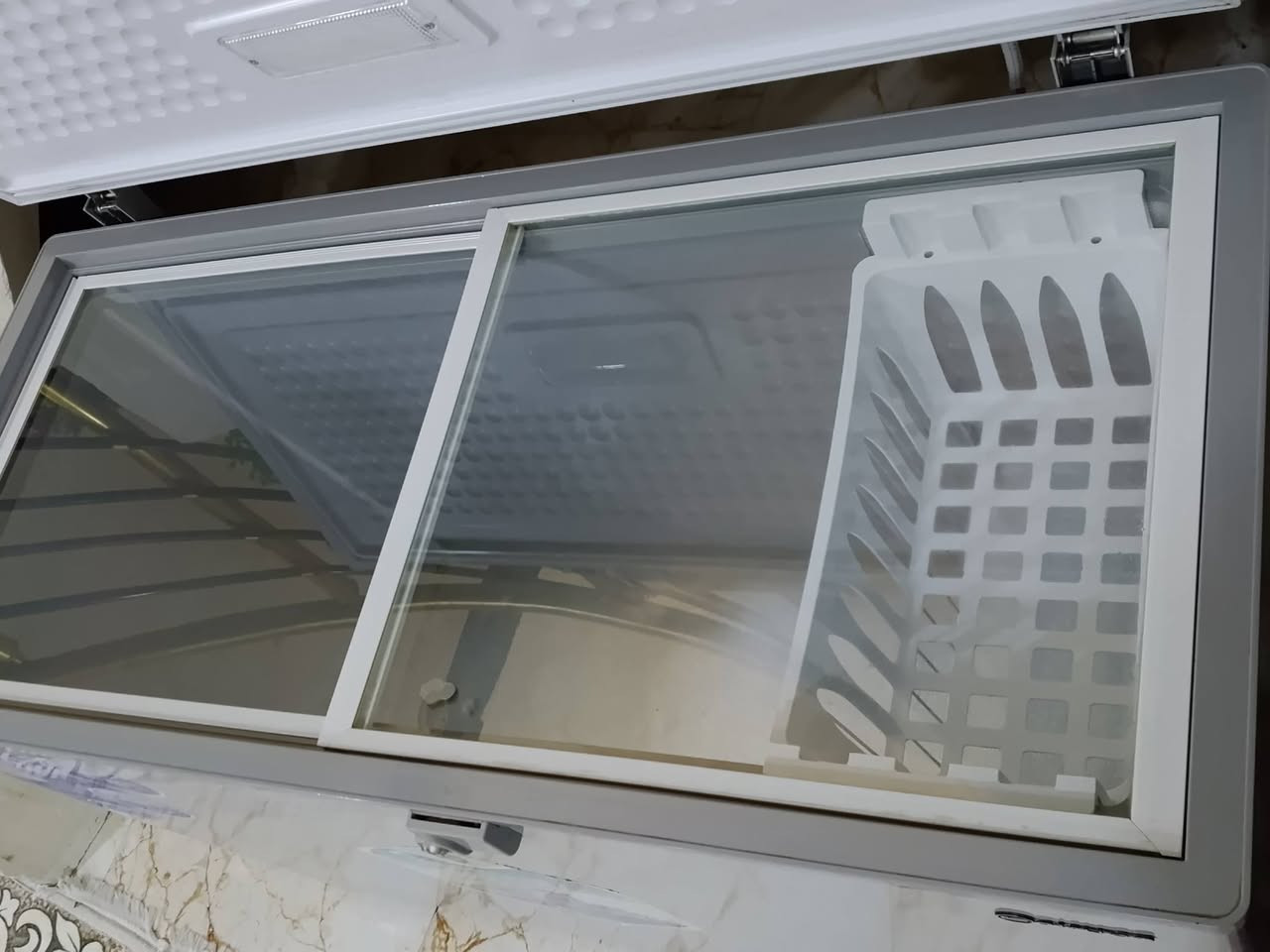 اسلام عليكم مجمده جديده كلشي مابيهه مكفوله من كلشي بيهه بس اوتماتيك الي يحول عاطل تصليحه ب١٠ الف دينار سبب البيع ضرف 
نضافه ١٠٠/١٠٠  الشراي يتصل عل الرقم *********** 
المكان كربلاء الابراهيميه
