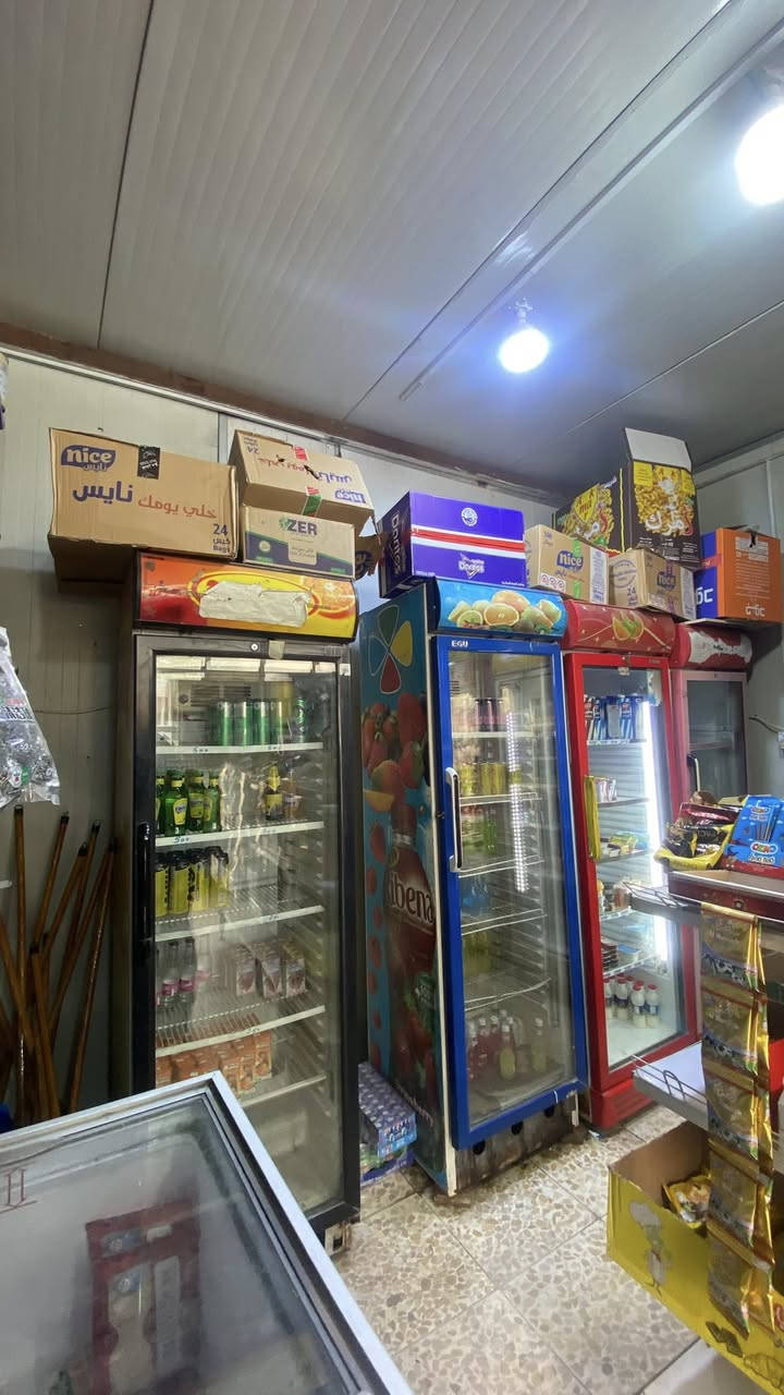 السلام عليكم محل للبيع
يتضمن 6 عارضات للمشروبات والالبان والعصائر ومجمدة واحدة للحوم والايس كريم وسفينة عارضة للحلويات وعارضه للكرزات وعارضه للبهارات و3 سلات للاجباسة مع رفوف للاغراض ومكتب للدخل ، المحل كامل ومتروس مع اغراضه بسعر 7 ملايين وبي مجال موقع المحل الغزالية شارع المشجر قرب الدفاع المدني الرقم : *********** .
