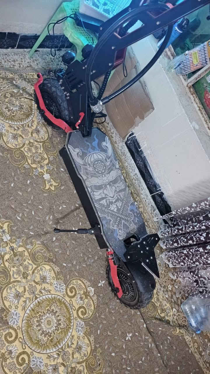 سكوتر  للبيع القطعه الوحيده بل عراق  سعره ٢٥ ورقه وبيه مجال  مستعجل للبيع مكان كركوك  يجي ويا شاحنه    السرعه  ١٠٠  ٣ كير   دبل محرك   تيربو  دفع ثنائي  البطاريه تمشيك ٩٠ كيلو  ,,,, ٦٠ فولت      اناره    مثل مموضوح ب صوره  رقم ***********
