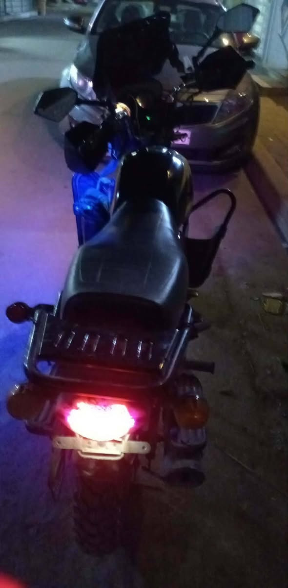 السلام عليكم بوكسر موديل 2022 اوراق اصولي مدفوع كمرك كهربائيات شغاله معدل خير من الله سعر ٩٢٥ وبيهه مجال بصيط بيهه دخانه خفيفه لاتنقيص ولاتبخير مكتني البياع الشرطة الخامسه رقم الهاتف ***********
