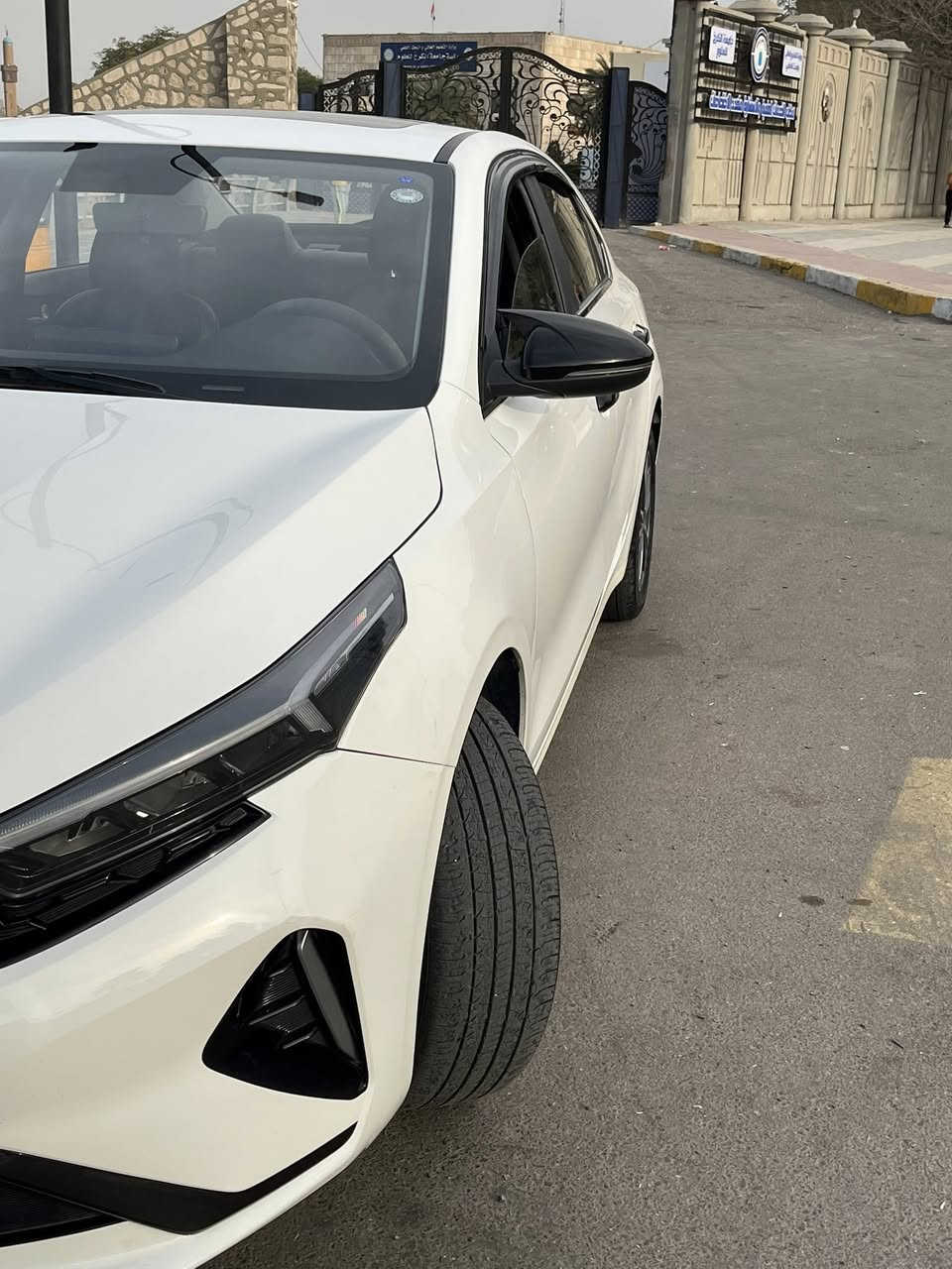 كيا K3 2024 — 

🌍 المدينة - بغداد – الكرخ

•   🛣️  المسافة المقطوعة    - 51 قابل للزيادة
------------------------------------------------------------ 
💰 السعر:       140 وبيها مجال بسيط
✅ المواصفات 
• الموديل: 2024
• المحرك: 1,500 دبل نوزلأداء ورياضي في استهلاك وقود معقول)
• الممشى: 51
• الوارد: صيني

• الويـل: 16 إنج 🛞
• نظام دخول وتشغيل بدون مفتاح + بصمة
• شاشة وسطية تعمل باللمس تدعم Apple CarPlay / Android Auto
• كاميرا خلفية + حساسات صف أمامية وخلفية
• كراسي قماش / جلد كهربائية (قد تتفاوت حسب الفئة الداخلية)
• تكييف أوتوماتيكي مزدوج المناطق
• أنظمة أمان مثل:
  • ABS + EBD
  • نظام الثبات الإلكتروني (ESP)
  • نظام التوزيع الإلكتروني للقوة
  • مراقبة ضغط الإطارات (TPMS)
• إضاءة LED نهارية / مصابيح أمامية LED
• مرايا كهربائية قابلة للطي
الرقم *********** 
ملاحضه بيها بارد السياره بالبنيد كد شبر
وبالباب الخلفي شخط مثل موضح بالصورة

#للبيع #سيارات_للبيع #سيارات #بغداد_سيل
