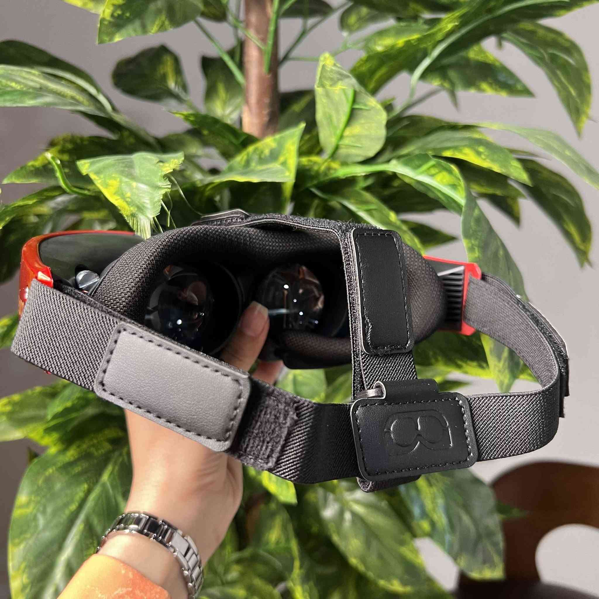 نظارة الواقع الافتراضي للهواتف الذكية MEWOO 3

• استمتع بمشاهدة محتوى الواقع الافتراضي (VR) عبر هاتفك الذكي باستخدام نظارة MEWOO 3 المصممة لتثبيت الهاتف أمام العدسات بسهولة.

• تدعم الهواتف الذكية بعرض يصل إلى 158.2 مم.

• مزودة بأزرار ضبط لتحريك العدسات أفقيًا وعموديًا للحصول على رؤية مناسبة للمستخدم.

• نظام تثبيت للهاتف باستخدام قاعدة مغناطيسية.

• حزام رأس قابل للتثبيت والارتداء لتوفير استخدام أكثر ثباتًا أثناء المشاهدة.

• تدعم محتوى الفيديو بصيغة 3D Left/Right (L/R).

• العلامة التجارية: MEWOO
• الموديل: MEWOO 3
• نوع المنتج: نظارة واقع افتراضي للهواتف الذكية (VR)
• أقصى عرض هاتف مدعوم: 158.2 مم
• المقاس الموصى به للهاتف: 5.0 – 5.7 بوصة
• أقصى طول خارجي موصى به للهاتف: 153 مم
• مسافات ضبط العدسات الظاهرة: 58 مم / 65 مم / 72 مم
• إمكانية ضبط موضع العدسات: أفقي وعمودي

محتويات العلبة:
• نظارة الواقع الافتراضي MEWOO 3
• حزام الرأس
• قطعة التثبيت المغناطيسية للهاتف
• دليل الاستخدام / الكتيب الإرشادي بغداد, العراق


**إذا كنت صاحب هذا الإعلان وتريد حذفه لأي سبب، رجاءا أرسل رسالة إلى الدعم الفني**