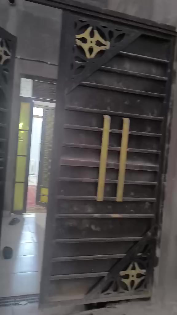 بيت للبيع مساحه 112م زراعي بي وصل تطويب ومشمول بالتمليك ماي جديد وكله اصلي
كهرباء كله جديد واصلي 
سيراميك جديد
غرفة فوك 5 ×4
البيت كله سيراميك افضل نوعية
الحمامات جديده والدرج جديد 
يعني البيت كله بناء وترميم قبل سنه ونص البيت عكاده فوك بي مطبخ وغرفه العنوان المهيدية الثانيه قرب شارع التبليط الجديد
بالفرع عرض الفرع 6 متر السعر 90وبي مجال


**إذا كنت صاحب هذا الإعلان وتريد حذفه لأي سبب، رجاءا أرسل رسالة إلى الدعم الفني**