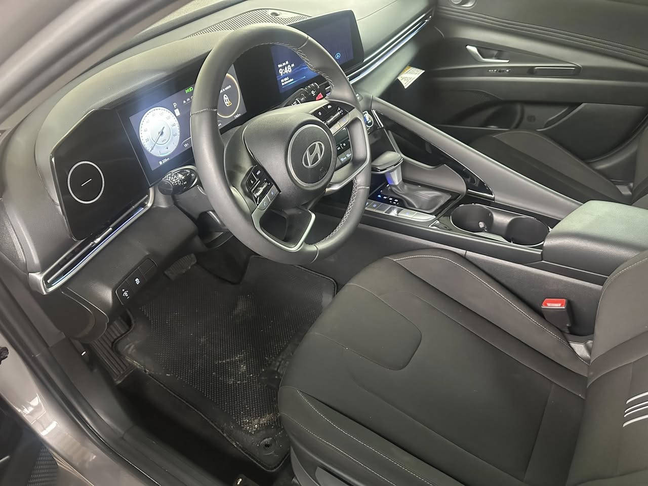 هونداي الانترا دخول جديد موديل 24 الحادث كما موضح بالصور للاستفسار عن السعر الاتصال ع الرقم ***********او ماسنجر او واتساب السياره ماشيه الف ميل
