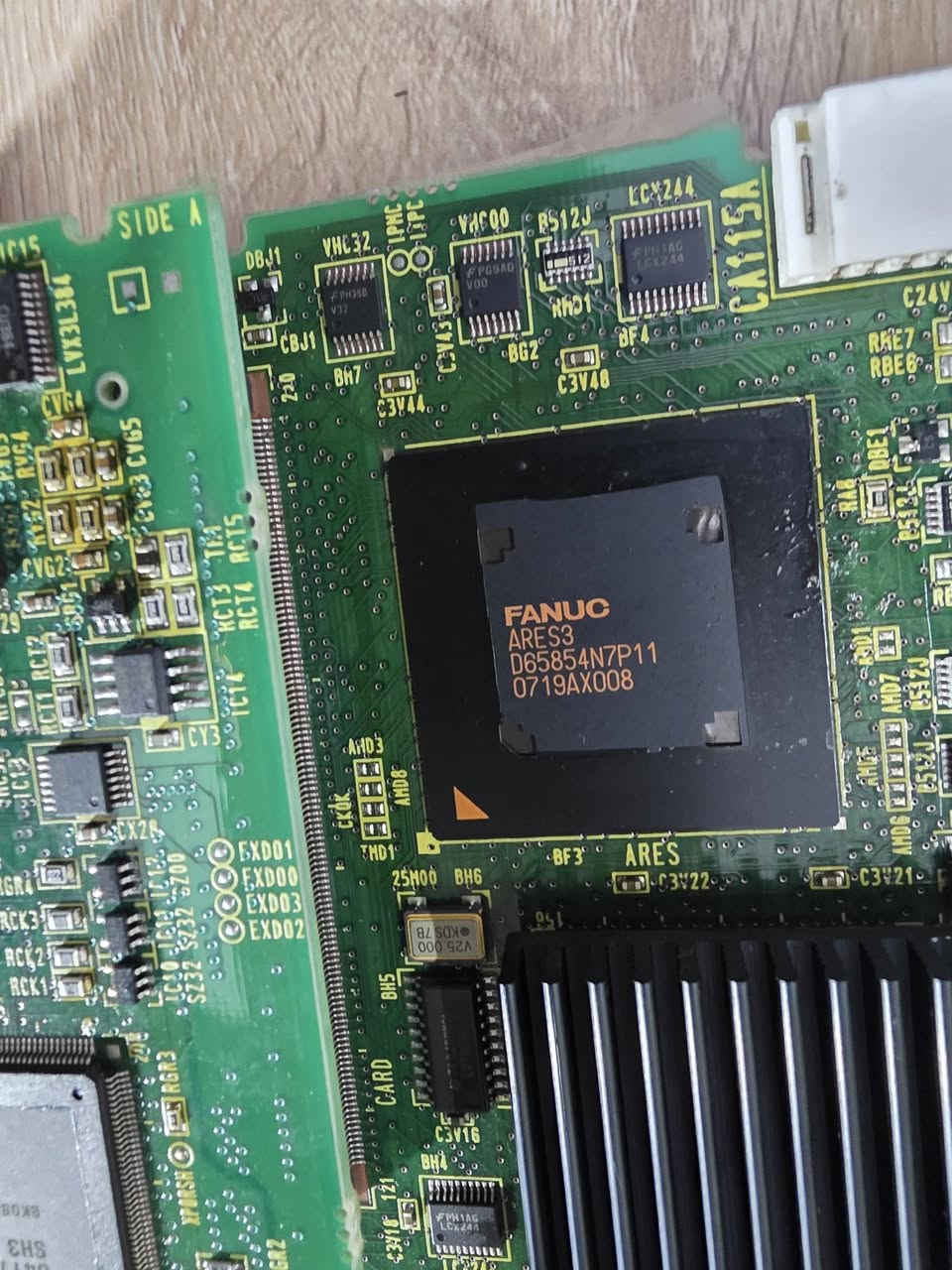 الاستخدام: تُستخدم كلوحة تحكم رئيسية (Motherboard) في أنظمة التحكم الرقمي باستخدام الحاسوب (CNC) من Fanuc.
التطبيق: تعتبر جزءاً أساسياً في تشغيل آلات الـ CNC، والأنظمة الروبوتية، وخطوط الإنتاج المؤتمتة.
المنشأ: صناعة يابانية (Made in Japan)، كما هو موضح على اللوحة.
المكونات: تحتوي على معالجات ومنافذ متعددة (مثل RS232) للاتصال والتحكم بالآلات الصناعية شباب سعرها غالي لاحد يكسر بل قطعه الي تخدمه ينطي سعر بيها التواصل ع الرقم ***********
