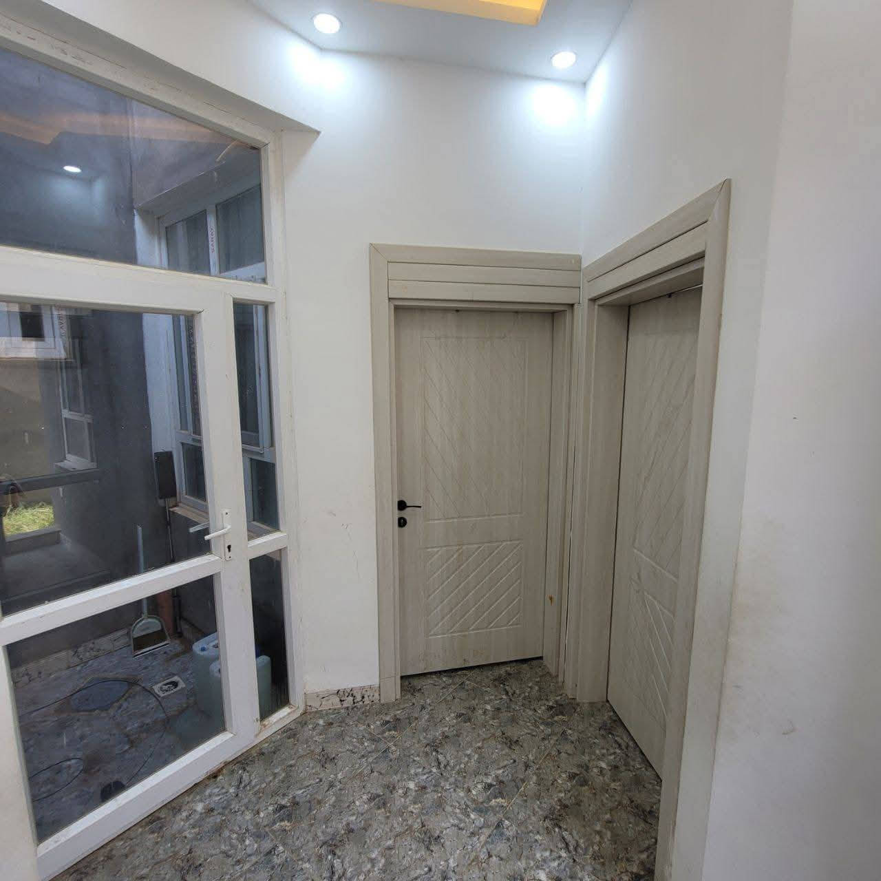 دار للبيع فول مواصفات وسعر رهيب الموقع سامراء الكفائات 
قرب الشارع الخدمي 

المساحه 250 متر البيت 150 وقطعه بصفه 100 متر 

  طابقين 4 غرف نوم 3 غرف جوه وحده فوك سويتات 

لبيت ولا غلطه جدا راقي 

    *********** مكتب عقارات حماده الطيب

140 مليون يبع مع الاثاث او بدونه

