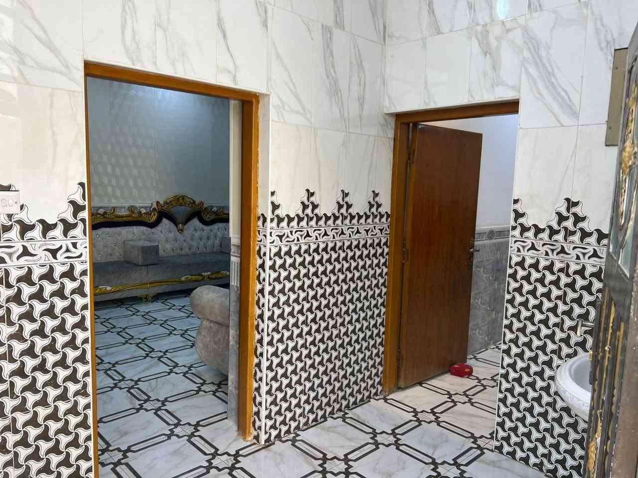 دار للبيع الرمادي منطقة ال5 كيلو
قرب جامع الشهداء
البيت ركن ووجه للشارع السايدين وقريب من مجمع عمر الراوي 
البيت طابقين مساحة البناء 210متر
البيت مكون من 5 غرف نوم ومطبخ واستقبال 
البناء طابق اول حجر والثاني بلوك
البيت يتم بيعه مع الاثاث 
البيت مفوض بالطابو المعاملة منجزة في البلدية لغرض التسجيل
السعر 160 مليون الدار يباع مع بعض الأثاث 
يعني بردات وتخم وسبالت عدد6 بيهن سبلت كنتوري
مع كاونترات مطبخ حار وبارد
خطين ماء
3 خطوط كهرباء
وخط انترنيت ضوئي
للإستفسار الاتصال على الأرقام التالية
*********** واتساب
*********** واتساب
او مراسلة الصفحة في اي وقت نعتذر عن التأخير عن الرد في بعض الأحيان
نستقبل جميع العروض العقارية في مدينة الرمادي
ابو احمد
