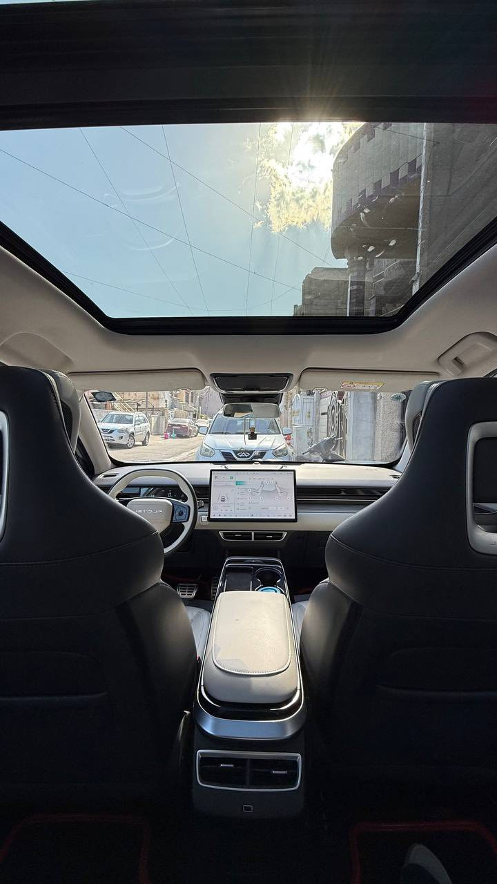 جيتور داشنك فئة اللاكجري  2025 اسمنتي
ضمان شركة هارلم ، مع رقم سهل ومميز
ماشية 8500 كيلو فقط 

المحرك: 4 أسطوانات L1.6 تيربو 197 حصان حقن مباشر ناقل الحركة: DCT اوتوماتيكي من 7 سرعات

استهلاك الوقود: 7.7 لتر لكل 100 كم

المواصفات

﻿﻿إطارات قياس 20 إنج

﻿﻿فتحة سقف بانوراما

﻿﻿مقصورة الركاب من الجلد الفاخر

﻿﻿مقعد السائق والراكب كهربائية

﻿﻿مقعد السائق مع ذاكرة لحفظ وضعيات الجلوس

﻿﻿مقعد السائق مبرد ومدفاء

﻿﻿مقعد الراكب مبرد ومدفاء

﻿﻿كاميرات محيطية 540 درجة

شاشة التحكم بقياس 15.6إنج

شاشة القيادة بقياس 8 إنج

نظام ابل كاربلاي واندرويد اوتو

﻿﻿رادار تفاعلي

﻿﻿تحذير مغادرة المسار

﻿﻿نظام القيادة شبه الذاتية

﻿﻿نقطة عمياء

﻿﻿نظام تحذير الاصطدام الامامي والخلفي

﻿﻿إنارة محيطية

﻿﻿إنارة ترحيبية

﻿﻿المرايا الجانبية قابلة للطي كهربائياً

﻿﻿شاحن هاتف لاسلكي سريع

﻿﻿خاصية إغلاق الشبابيك وفتحة السقف عن بعد

﻿﻿مصابيح أمامية أوتوماتيكية زينون مع مصابيح نهارية LED

﻿التكيف التلقائي مع الضوء القريب والبعيد

﻿﻿مسند الذراع الوسطي مع ثلاجة

﻿﻿دخول ذكي (بصمة)

﻿﻿تشغيل عن بعد

﻿﻿صندوق كهربائي

﻿﻿نظام الفرامل اليدوية الاوتوماتيكي Autohold

﻿﻿وضعيات قيادة متعددة

﻿6 وسائد هوائية

﻿﻿موسيقى ترحيبية

﻿﻿عتبات الأبواب مضيئة

﻿﻿نظام تنقية الهواء مع شاشة لعرض البيئة الخارجية

حساس للمطر

السعر 25،750 د.ع 

السيارة في بغداد الاعظمية

التواصل ***********
