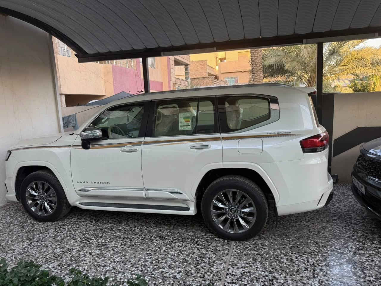 السلام عليكم  للبيع لاندكروز vx 2024
السياره كلين تايتل مغلفه ppf ماشيه 3000 كيلو فقط السياره زيرو  للتواصل او الاستفسار ***********  
محرك v6
* القوة: 271 حصان
* عزم الدوران: 385 نيوتن متر
* ناقل حركة أوتوماتيكي 6 سرعات
* نظام دفع رباعي (4×4)
* سعة خزان الوقود: 110 لتر
    شاشة معلومات وترفيه 12.3 بوصة
* نظام صوت JBL مع 14 سماعة
* دعم Apple CarPlay وAndroid Auto
* مقاعد جلد كهربائي
* تبريد وتدفئة للمقاعد الأمامية
* شاحن لاسلكي للهاتف
* ثلاجة داخلية (Cool Box)
* فتحة سقف بانور
    كاميرات محيطية
* حساسات أمامية وخلفية
* نظام الثبات الإلكتروني
* نظام مانع انغلاق المكابح (ABS)
* مساعد صعود المرتفعات
* حزمة Toyota Safety Sense للسلامة ومساعدة السائق
