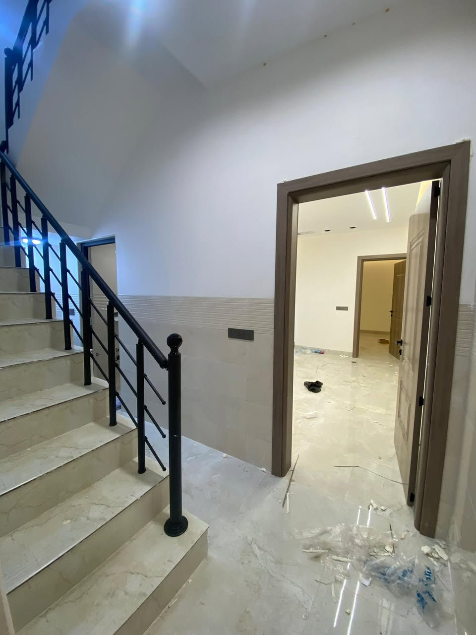 عقارات مهند الطائي 🏛🏛

بيت للبيع بناء حديث في حي الوحدة الثانيه المفوضية 

🔴مساحة 100 متر واجهة 5 متر 🔴

سند طابو ملك صرف 

طابق الاول : غرفة نوم وهول ومطبخ واستقبال وصحيات 

طابق الثاني : غرفتين نوم وهول وصحيات 

السعر 130 مليون

مراجعة #مكتب_مهند_الطائي 🏛
موقع المكتب➿➿في الموصل / حي الوحدة  

التفاصيل الاتصال على الأرقام التالية :_
( *********** )كورك☎️📞
( *********** )اسيا ☎️📞
او ((الاتصال على واتساب او فايبر برقم 
***********))
