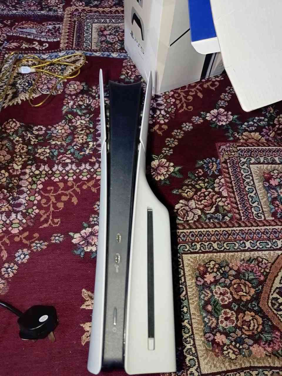 سلام عليكم ps5 سلم للبيع .
وياه يدات 2 اصليات.. 
و يوبي اس من شركه RIZON سعرها 100 الف 
الكارتونه مال البلي واليوبي اس موجودات 
البلي مستخدم فقط شهر وعفته نضيف ماابي شي 
وياه ملحقاته كامله جهاز تجيبله العاب وتلعب وياه سماعات محيطيه هديه 
مكاني بغداد مدينة الصدر قطاع 57 
***********
