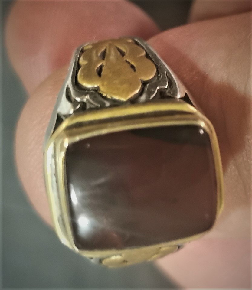 عقيق يماني كرزي طبيعي نادر / الخاتم (فضة + نحاس ) ثقيل اصلي .. مع وصل الشراء .. للبيع حسب تقييمكم التواصل على الواتس اب ***********
