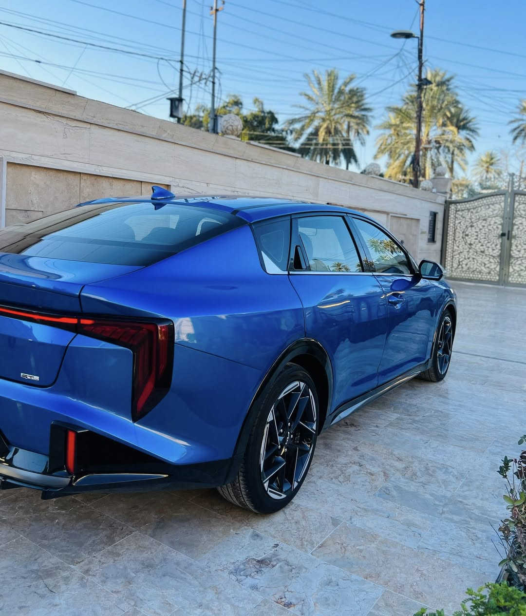 السلام عليكم 🔥😎 بيع مراوس شنو عندك نزل 
كيا K4 GTLiNE 2025 
دخول جديد ترقيم جديد سنويه ب اسمي 

عداد المسافه 15 الف على مشي امريكا 

بدون ايرباك قطعتين صبغ الجاملغ راجع نفسه 

المواصفات 🔰 GTLiNE
الون جويتي 
محرك 2.0 دوش 
بصمه ابواب وتشغيل عن بعد 
شاشه متصله 
مقاعد جلد 
كشن السائق كهرباء 
تحكمات ستيرن 
شاشه 
كامره خلفيه 
سايد بريك دكمه 
لد امامي خلفي 
داخل وخارج زينون 
درايف مود وضعيات قياده 
مانع تزحلق 
نقط عمياء رادار 
اوتو هولد 
تدفئه ب الكشنات 
وبعد بيها مواصفات 

 📍 مكان السياره / بغداد الكاظميه 

📞 ***********

📞 ***********
