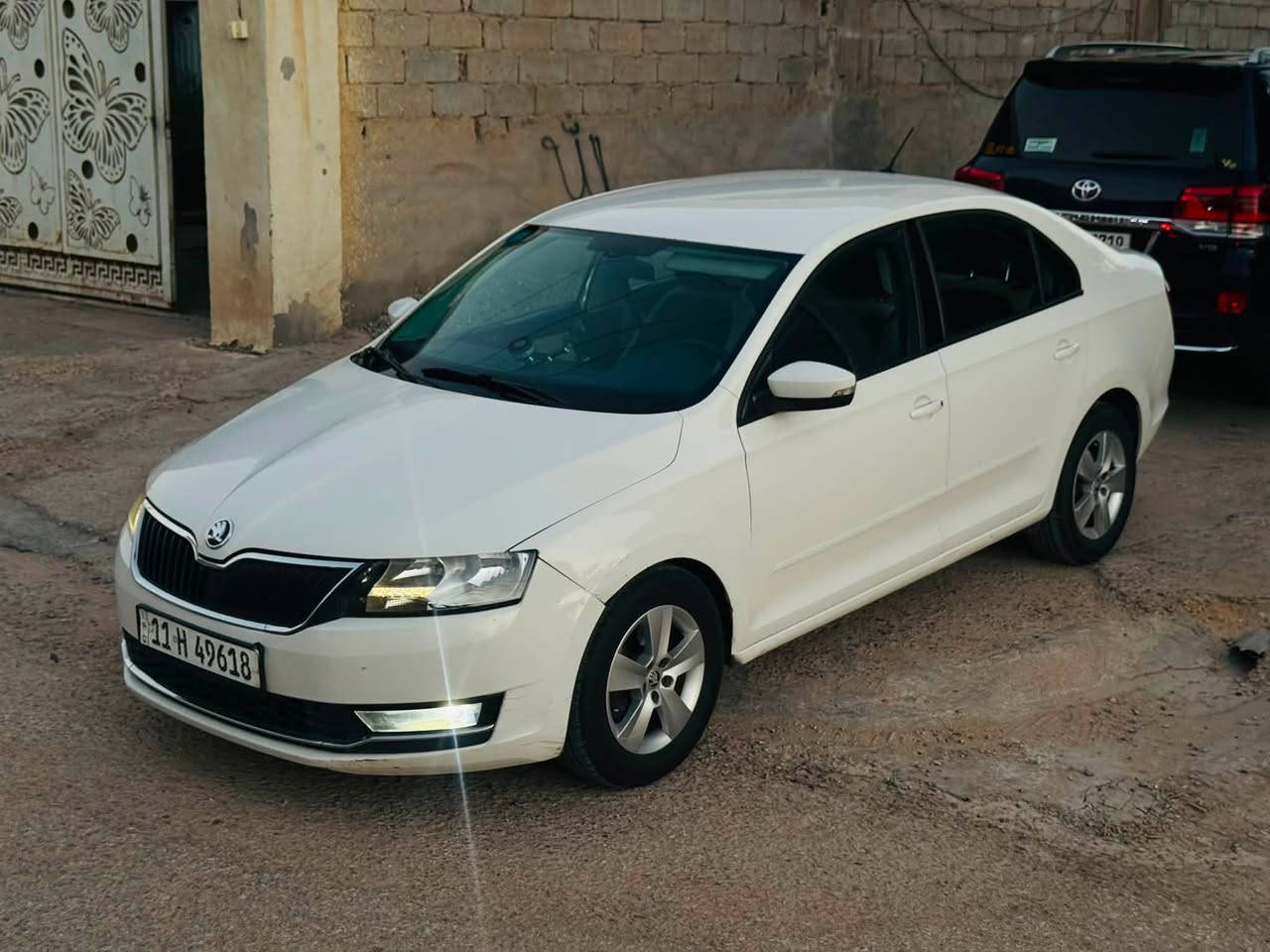 السلام عليكم
سكودا 2019 رقم بغداد بسمي 
كير مكينه تبريد كفاله 
صبغ فقط جاملغ امامي لباقي كفالة
حساس خلفي
لايت زنون 
داخل اسود وبيجي 
شاشة جبيرة 
مكينة 1600 دوش 
السعر 110 وبيه مجال 
مكانه كربلاء 
***********
