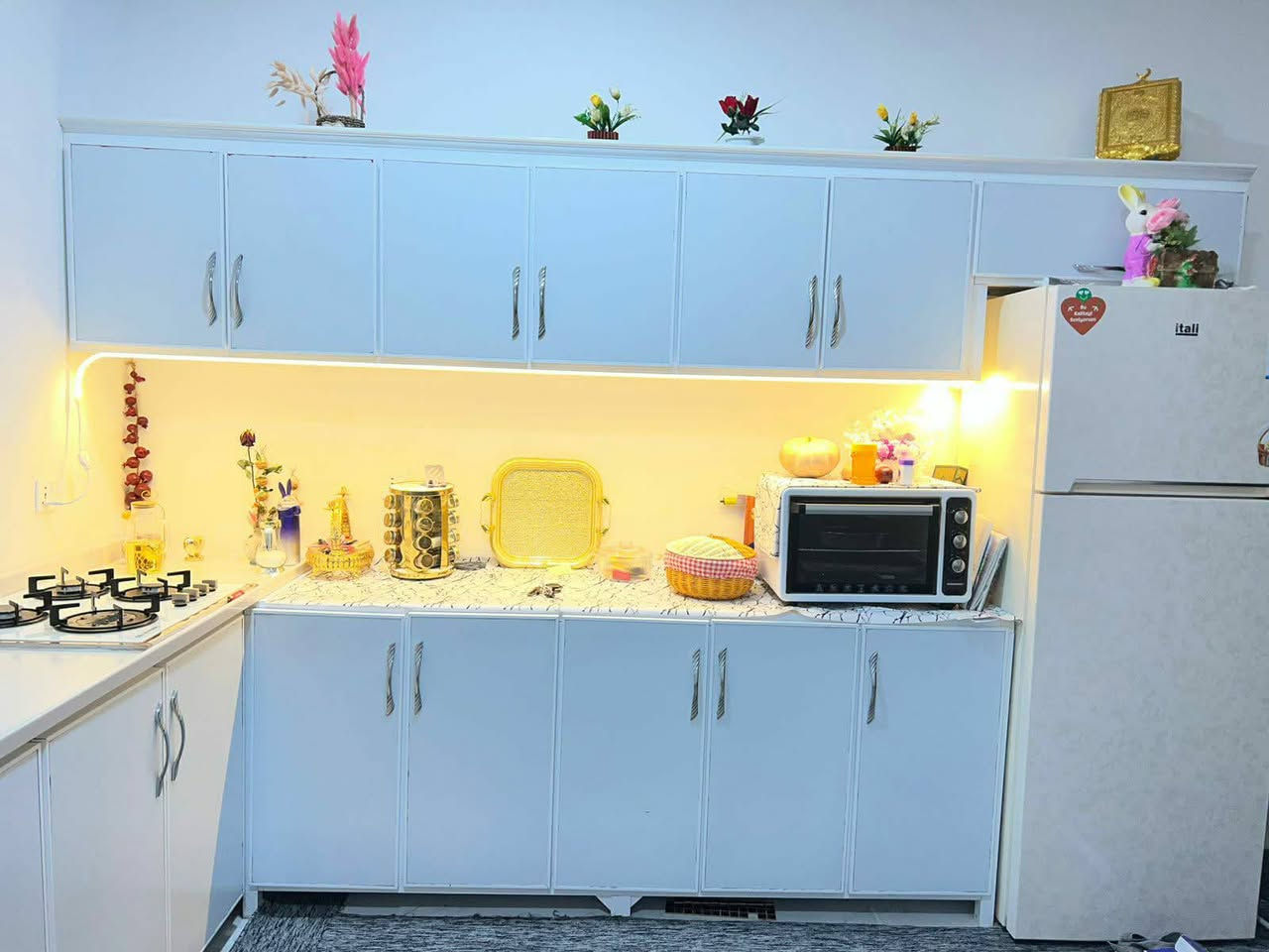 كاونتر الامنيوم  مستخدم كلش نضيف اخو الجديدقياس  6 متر   تفصال احطاطه كله مع طباخ  من الطراز الاول  بعقوبه تقاطع القدس للاستفسار ***********.
