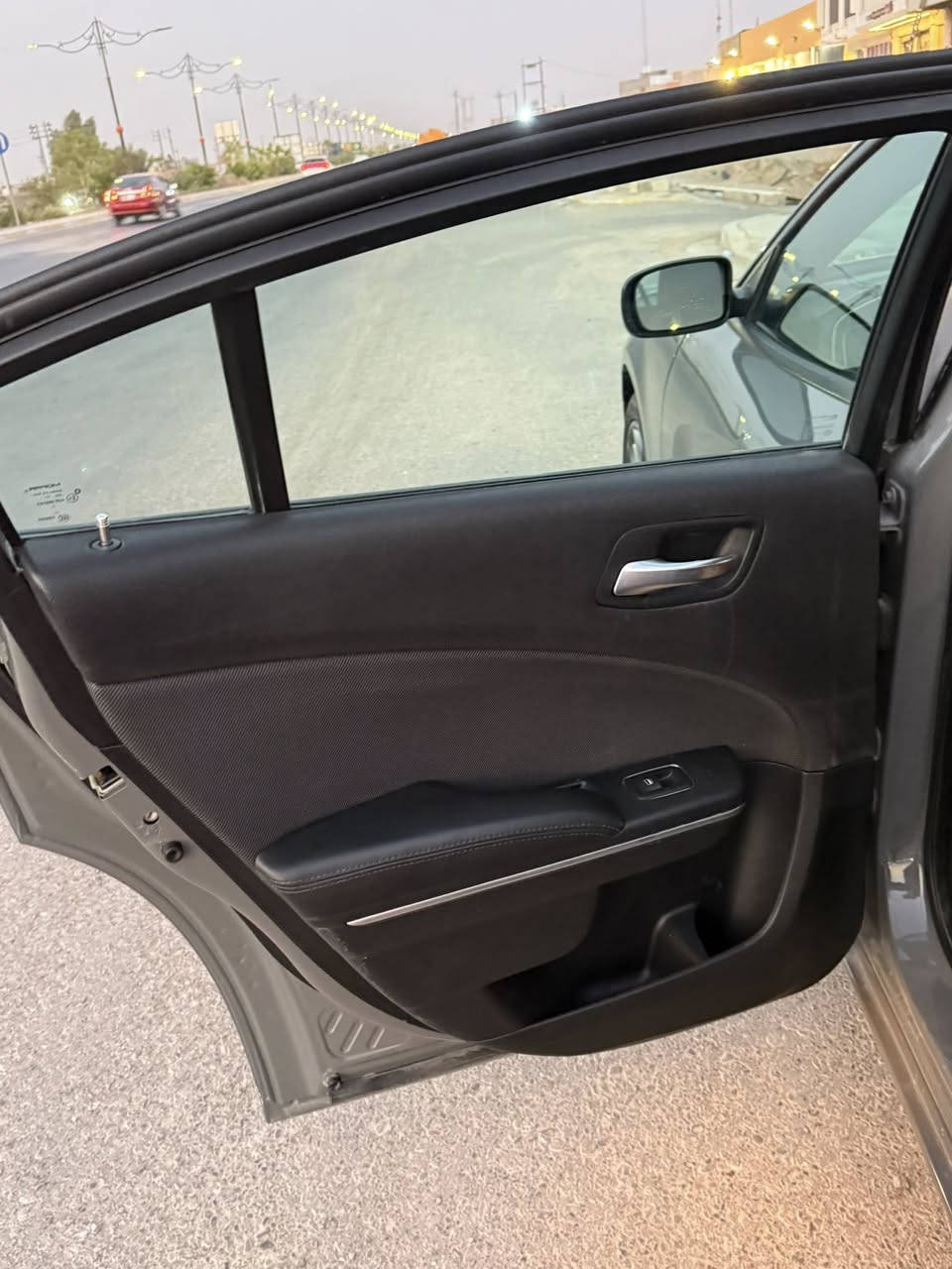 جارجر 2018خليجي
مواصفات السيارةsxt
شاشة كامرة دوارة 
تحكم ستيرن 
لايت زنون 
ماشية 97الف كيلو
تخم تاير امريكي اصلي 
تشغيل عند بعد
السيارة جديدة وحلوة وجاهزة من كلشي 
بيهة قطعة فقط صبغ بدون ايرباك ولا معجون مكان تواجد السيارة ديالى بعقوبة 
لاتصال ***********
