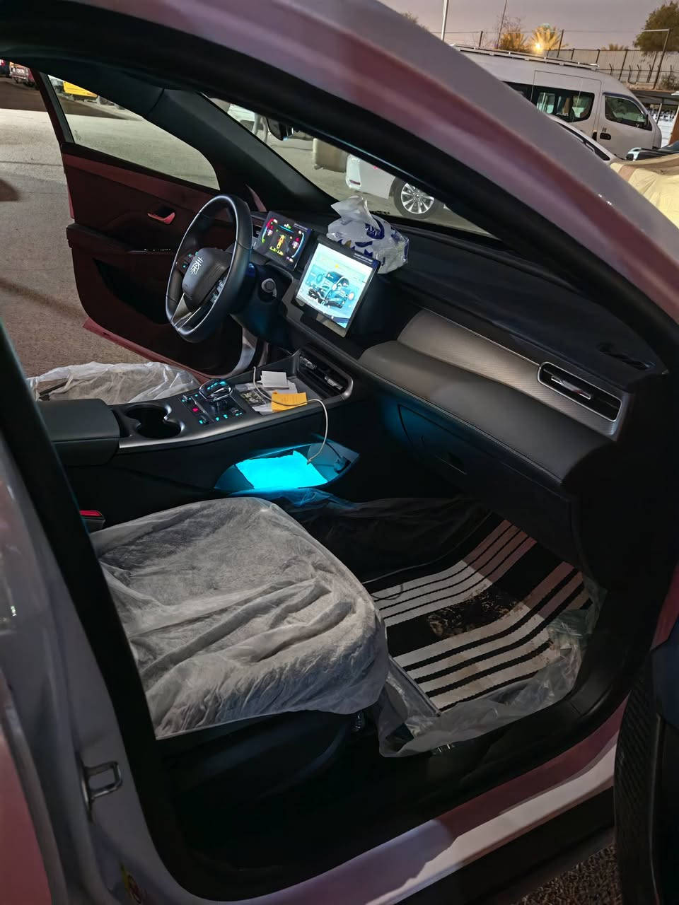 السلام عليكم 
BYD qinplus 2025
لون ابيض من داخل زيتوني 
حساسات خلفيه
كامره رجوع خلفيه
الشاشه مغير لغه الى العربيه بالاضافه الى تطبيقات Waze, chrome, Gbord, youtube
وبعد تطبيقات من ضمنه تطبيق مشفر للمباريات
السياره 
السياره ماشيه  اغلبه على البطاريه 
ماشيه 3600 الف كيلو
2000 على المحرك
1500 على البطاريه
مرقمه بغداد
شاحنه اصليه 
مع اطار سبير مع كافه ملحقاتها 
السعر 19 مليون دينار وبي مجال
للتواصل واتساب فقط 
***********
اتصال عادي 
***********
