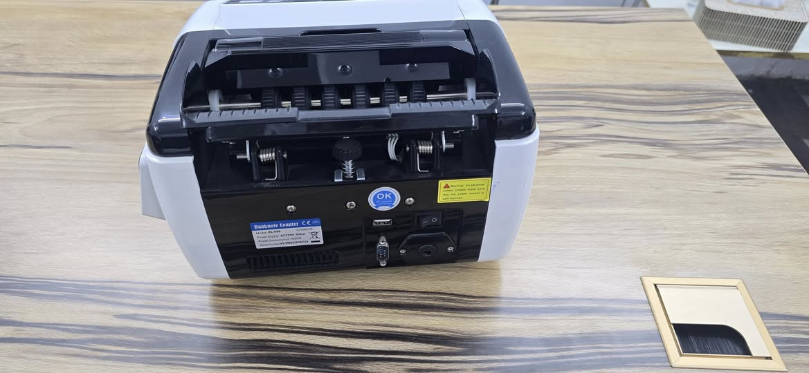 السلام عليكم 
عداد نقود للبيع 
مستخدم شي قليل نظافة ٩٥ % 
يحسب عراقي و دولار  وكشف مزور 
يشتغل كهرباء وشحن 
ديالى / المقدادية 
***********
