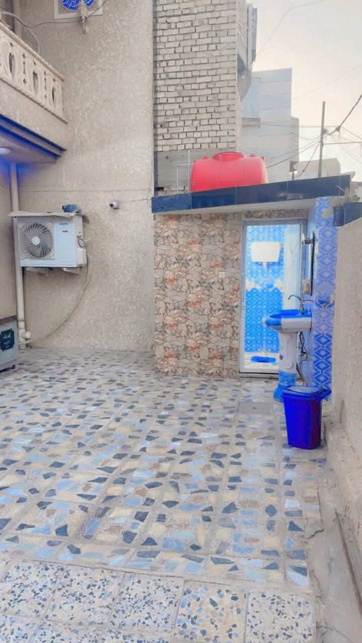دار للبيع في البلديات الصحفيين  قرب افران العسل (قلعة لبنان)  طابو صرف سند منفصل
مساحة الدار   200 متر  طابو صرف 
واجهة الدار : 10  م  والنزال 20 م 
البيت طابقين 
الطابق الاول :يحتوي على غرفه نوم +استقبال+مطبخ+صاله  +كراج وصحيات داخليه وخارجيه 
الطابق الثاني : يحتوي ع ثلاث غرف منام وصحيات .
السعر335 مليون 
للأستفسار الاتصال على الرقم ***********
